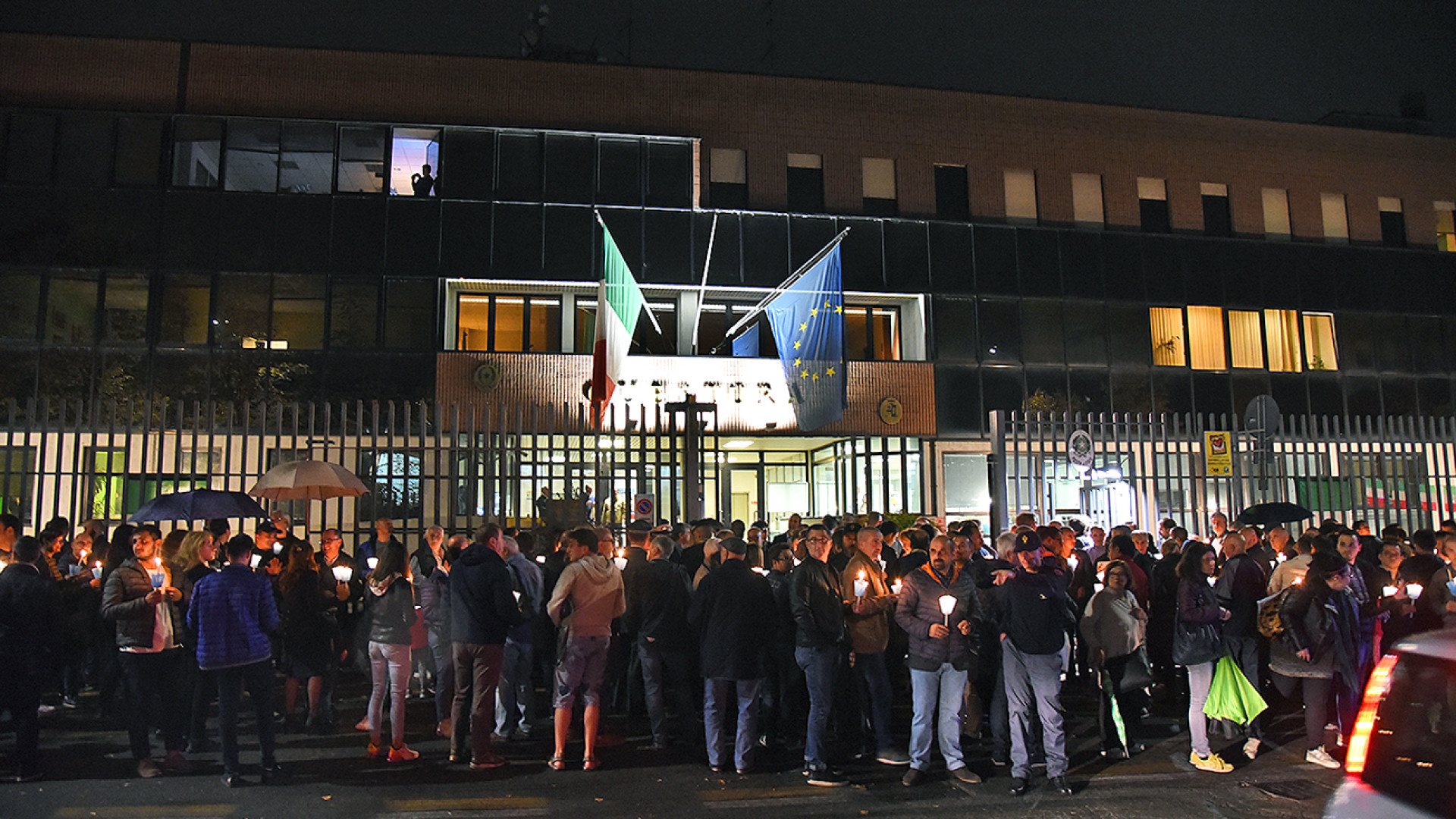Oltre 250 persone alla fiaccolata per i due poliziotti morti a Trieste