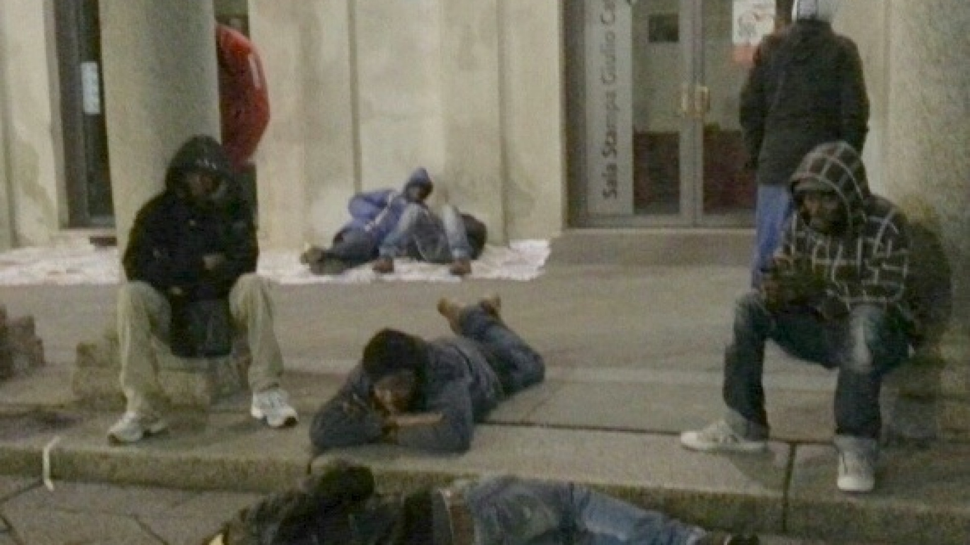 Profughi, notte sotto al Comune. Dosi: “Non possiamo fare di più”