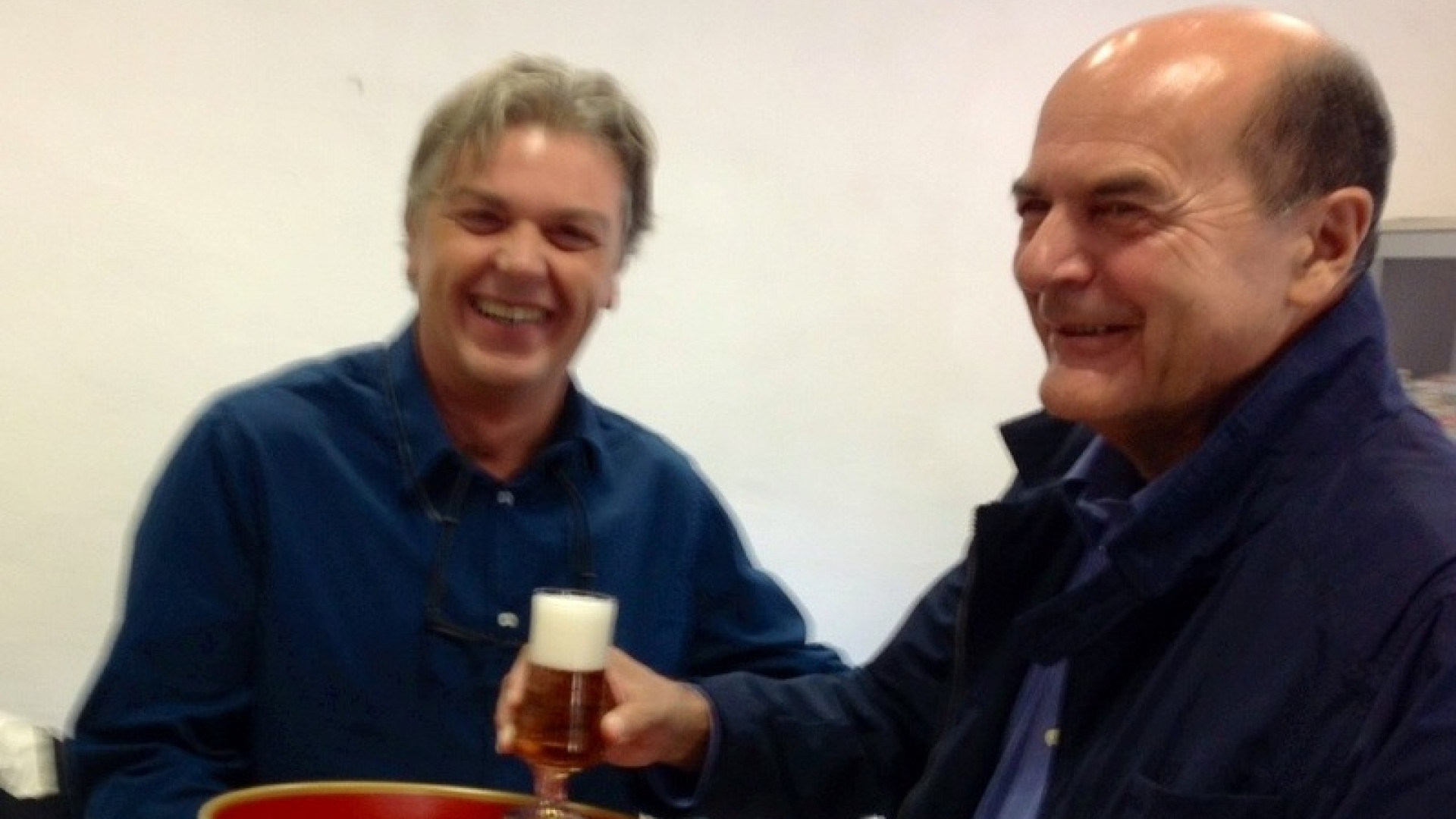 Primarie Pd: Bersani al seggio, Cisini gli offre la birretta di Crozza