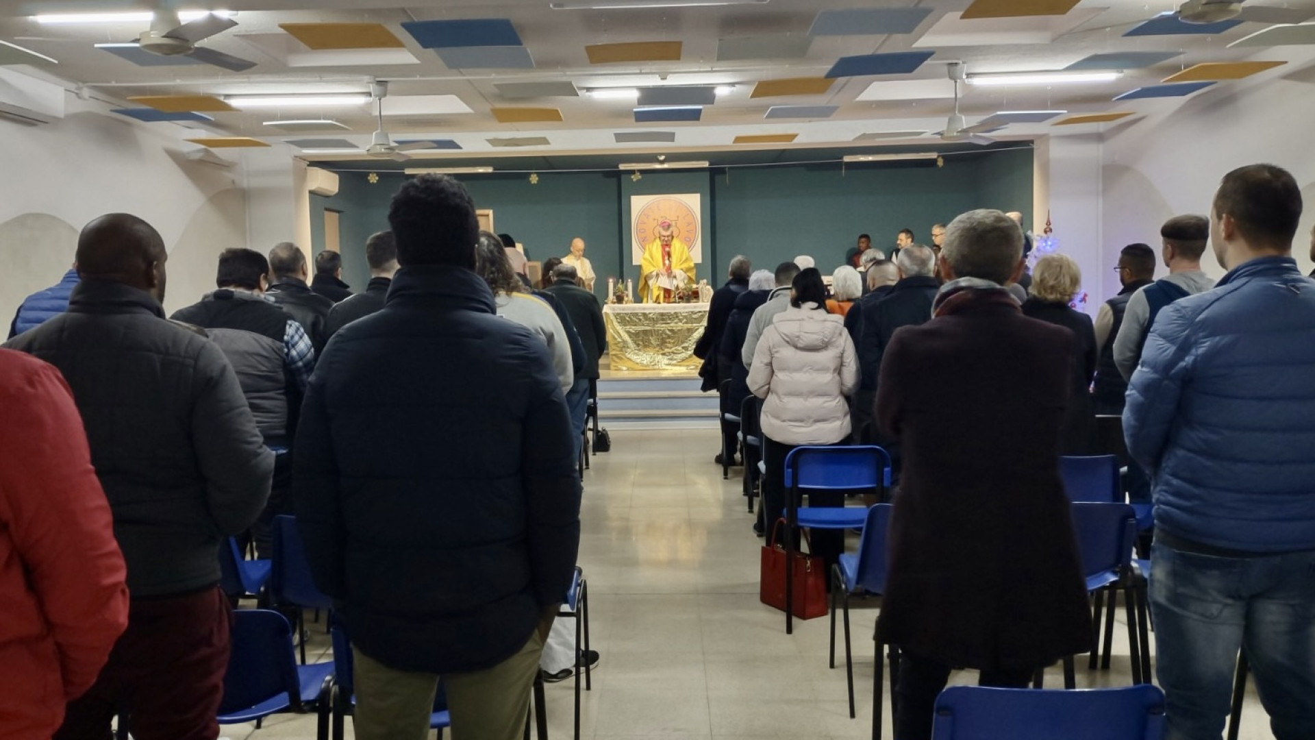Messa in carcere, emozione tra i detenuti. Il vescovo: "Ripartiamo dal presepe"