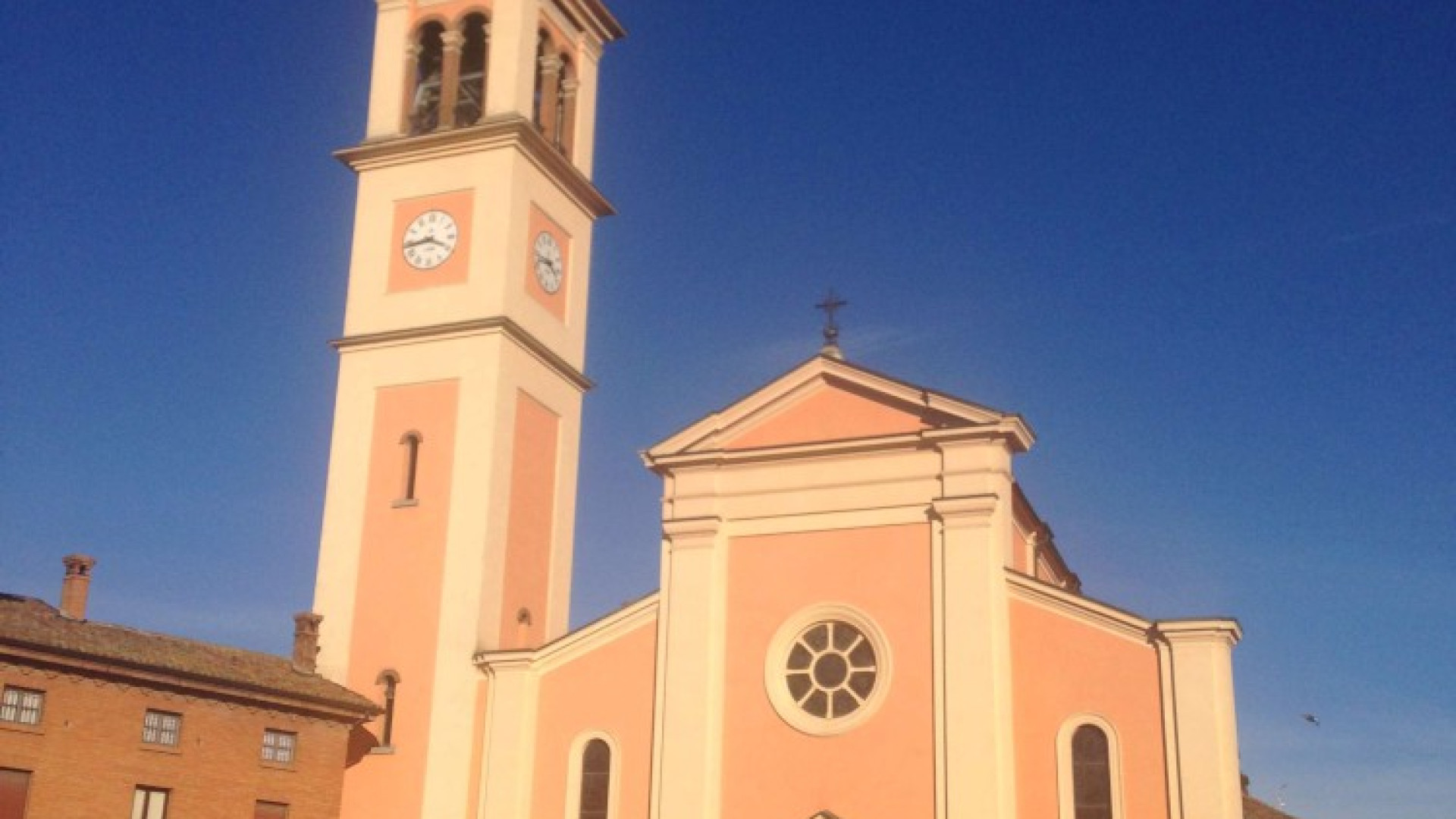 Investita di fronte alla chiesa, fedeli sollevano l'auto e la estraggono