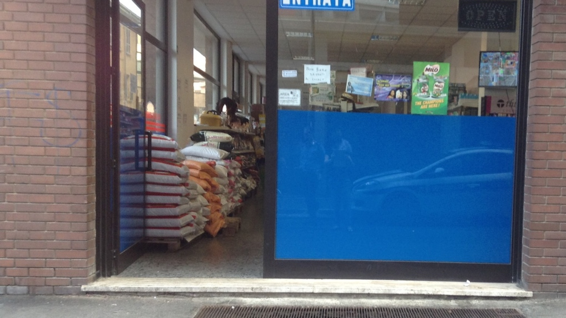 Controlli in un market etnico: sequestrati due quintali di prodotti alimentari