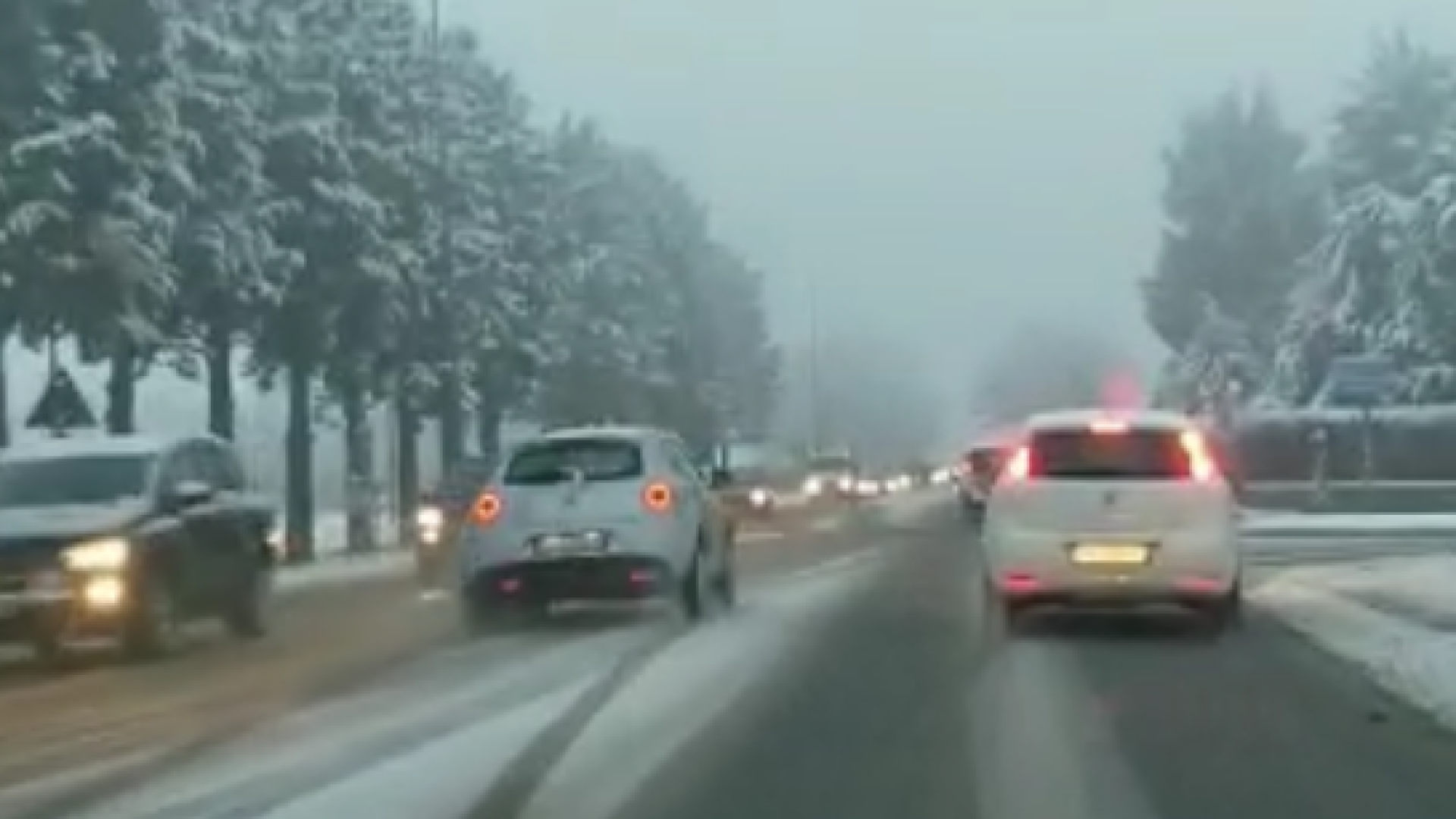 Strada Agazzana come un circuito: folli sorpassi con l'asfalto innevato GUARDA IL VIDEO