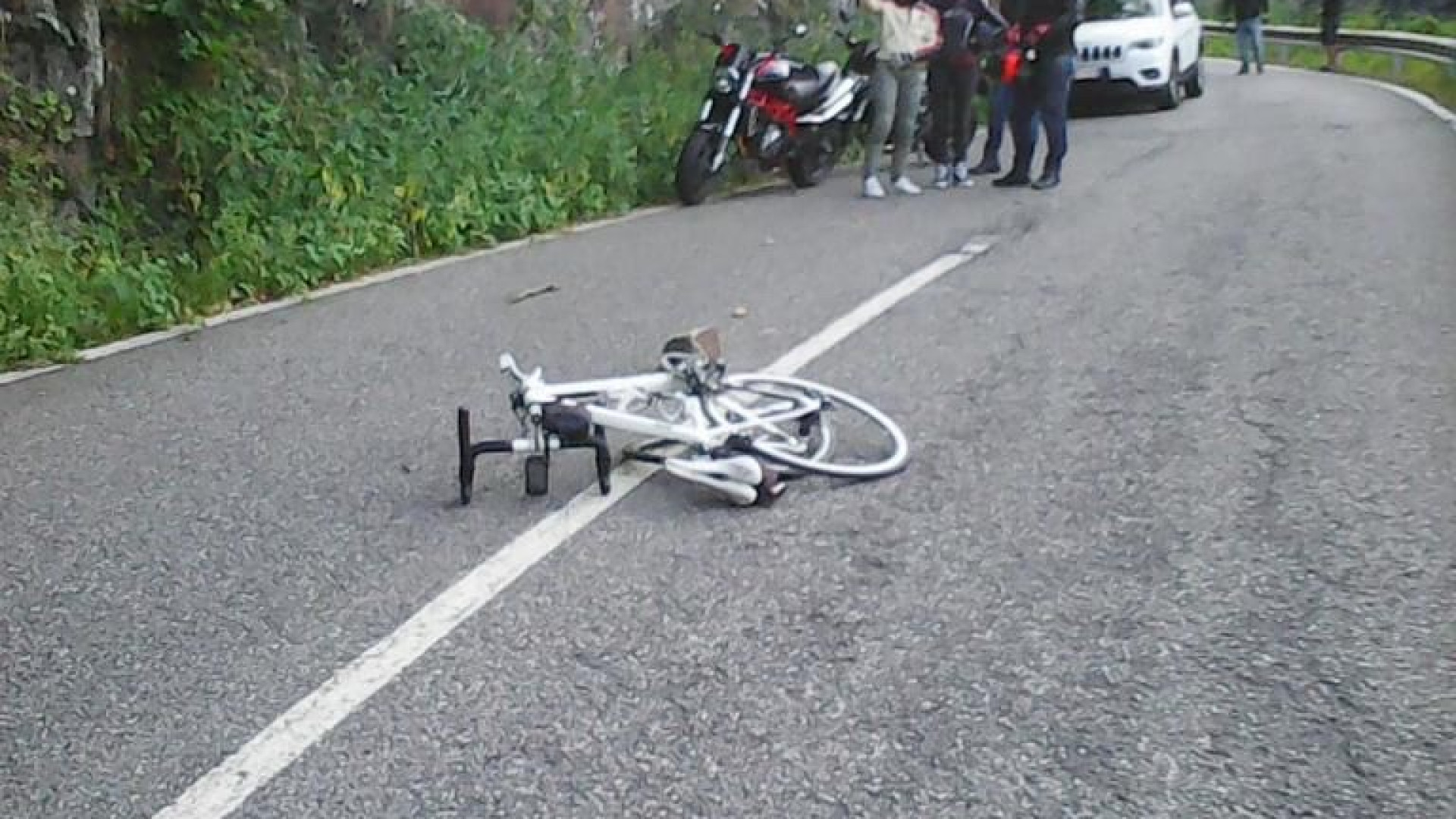 Ciclista colpita da una roccia in Val d'Aveto: restano gravi le condizioni della donna