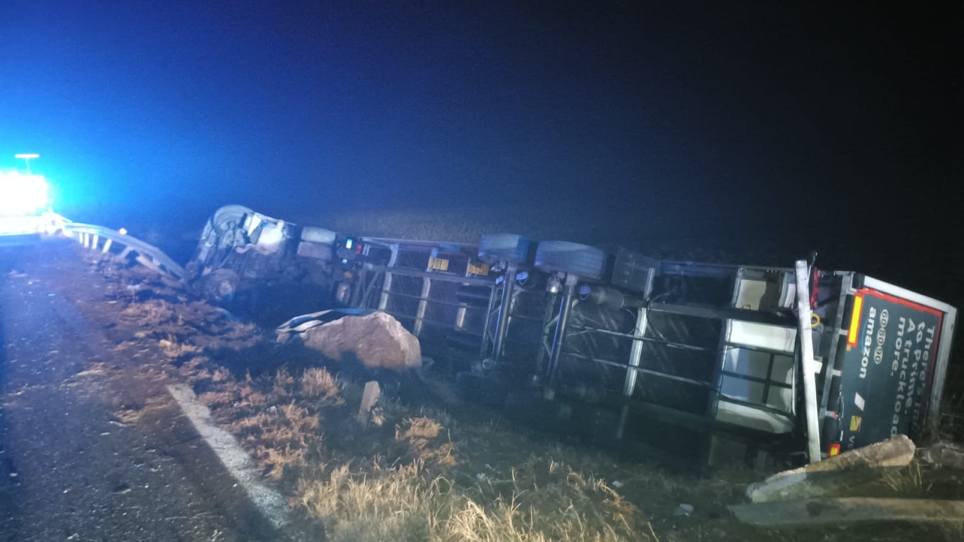 Paura nella notte in autostrada, camion tampona un tir e si ribalta nel campo