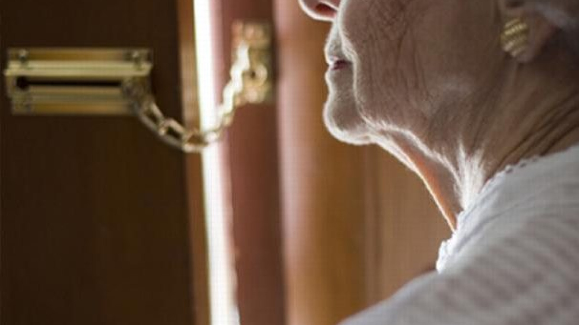 “Non ti facciamo male” e le rubano l’urna del marito defunto