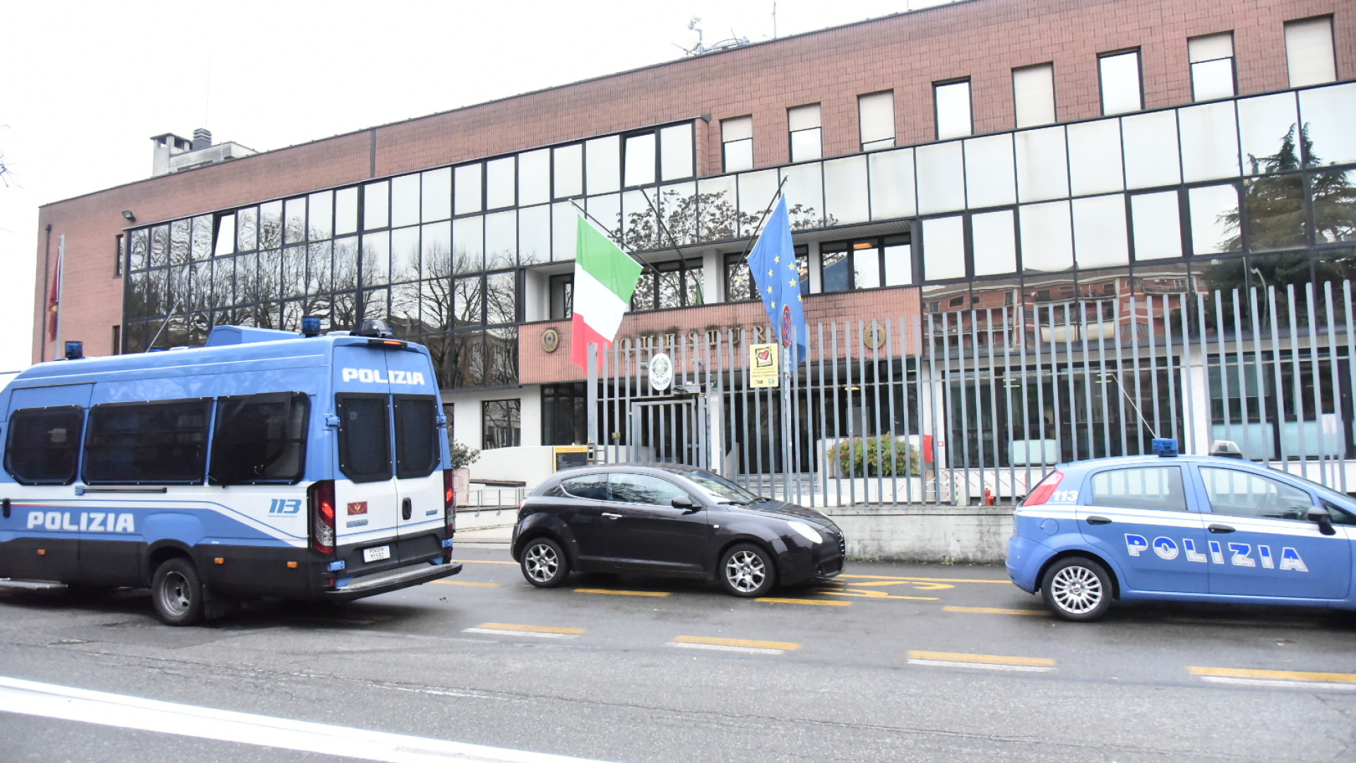 Incontra al Pronto soccorso l'agente che lo aveva arrestato e lo aggredisce