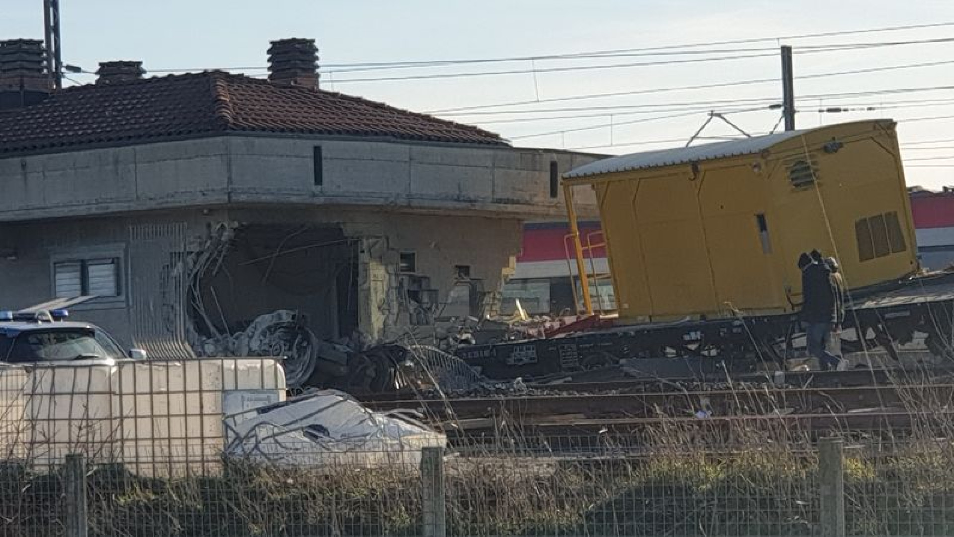 Il treno entra nel capannone e lo sfonda, due morti e 31 feriti tra Piacenza e Lodi. Soccorritori: "Scena apocalittica" VIDEO