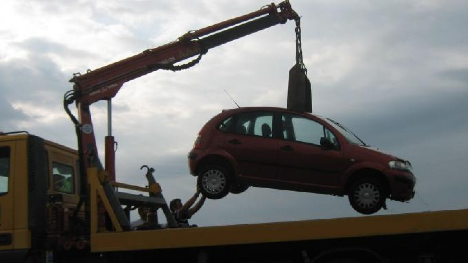 Operazione anti degrado, 17 auto abbandonate tra le vie della città verranno rimosse