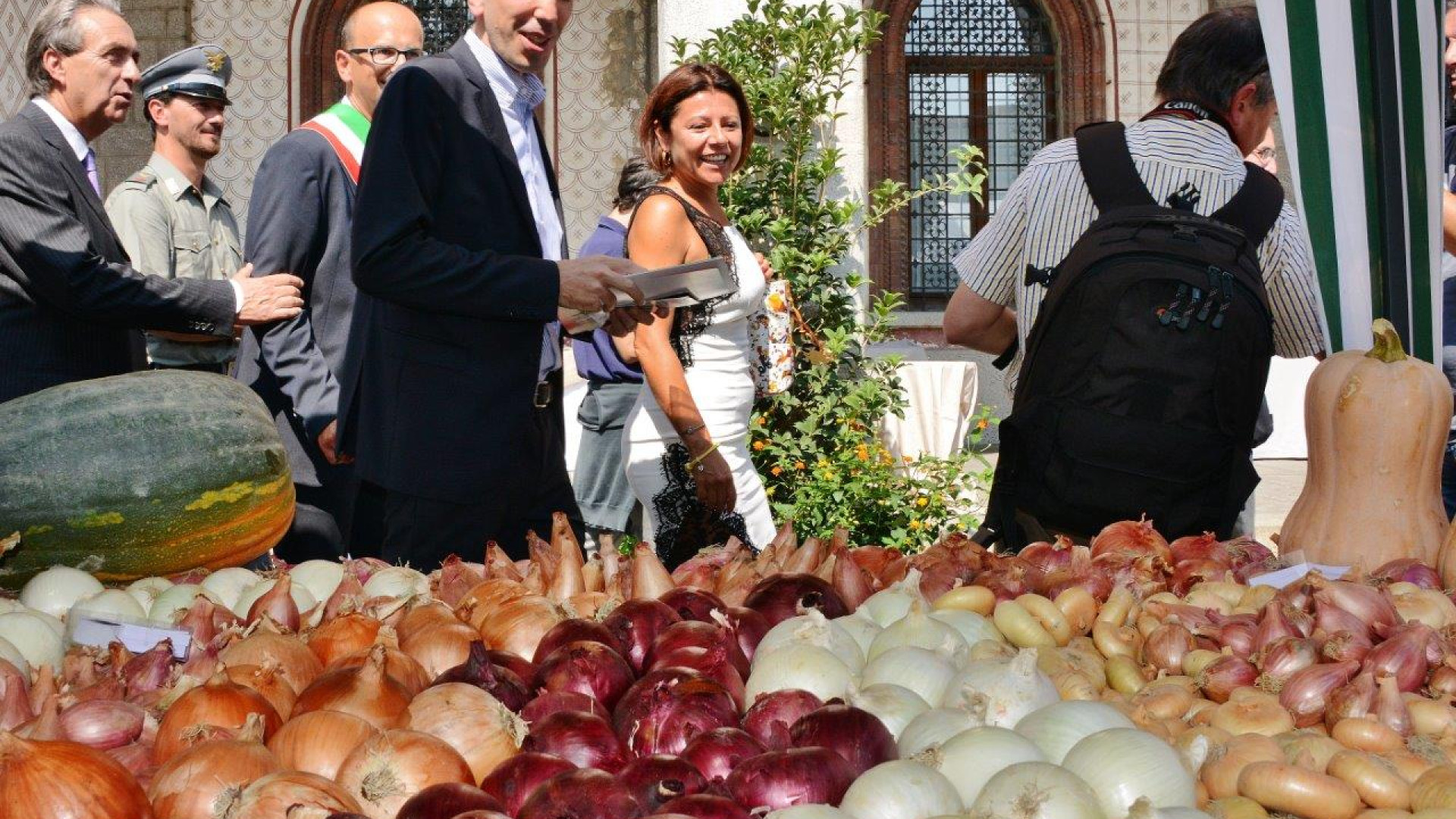 Il ministro Martina promuove lo scalogno: "Puntare sulla tipicità"