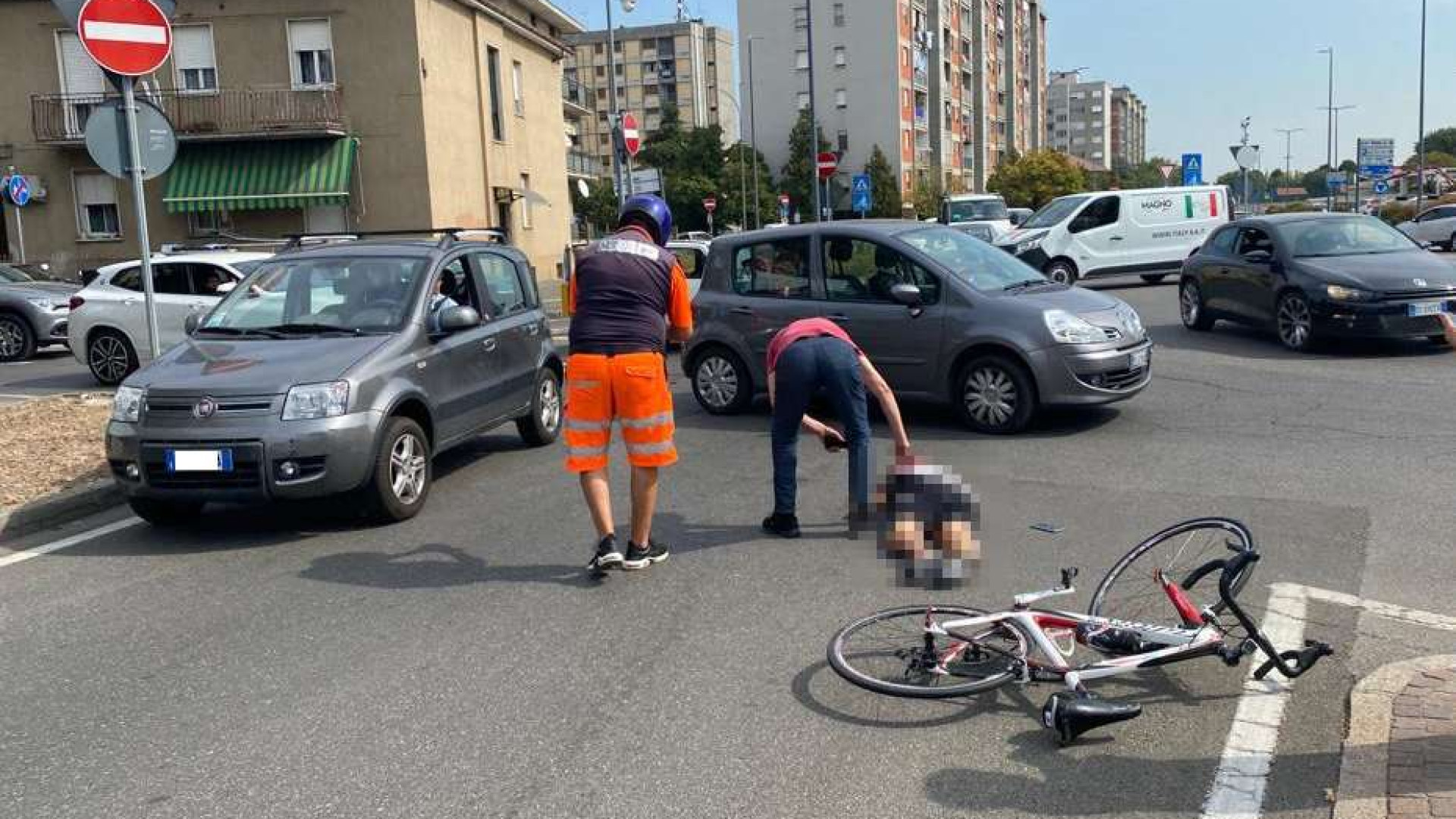 Ciclista investito alla rotonda tra strada Farnesiana e via Rigolli: portato all'ospedale