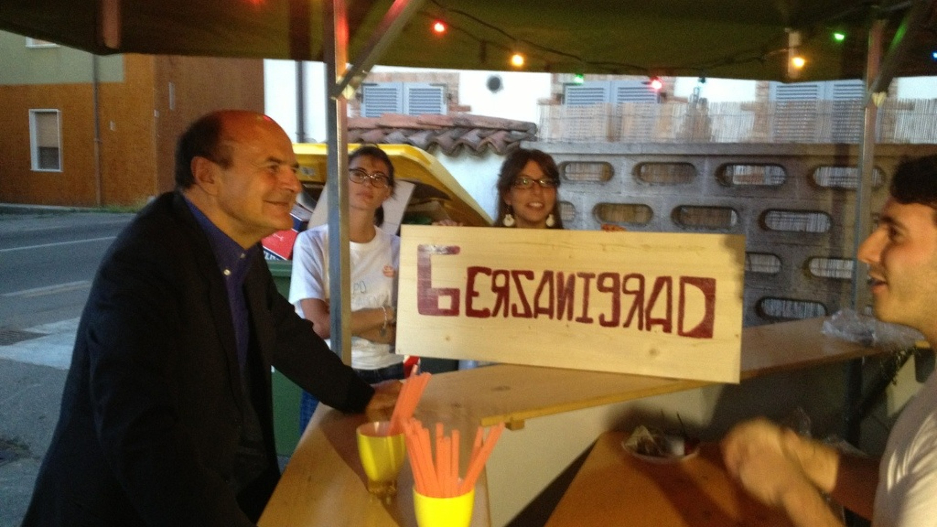 Bersani alla festa Pd: "Decadenza per Berlusconi, faremo rispettare la legge"
