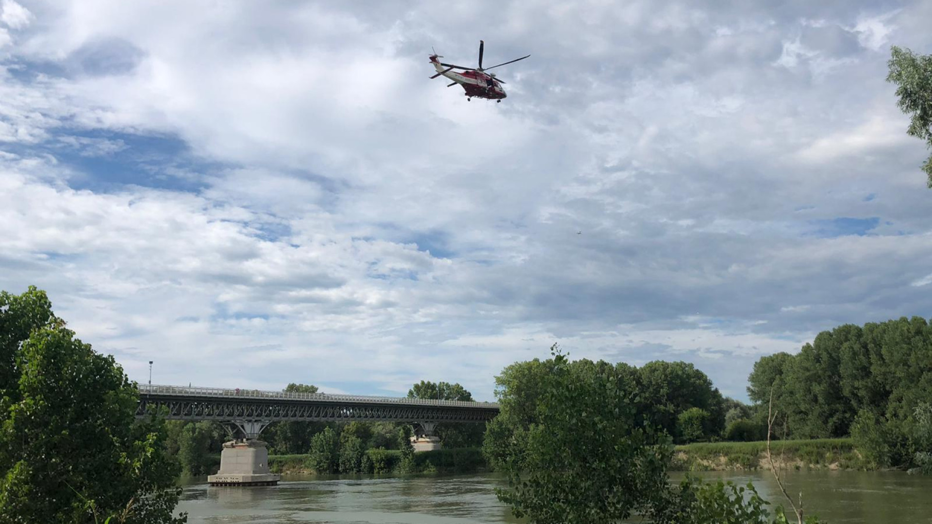 Uomo in Po, ricerche in corso anche con l'ausilio dell'elicottero Drago