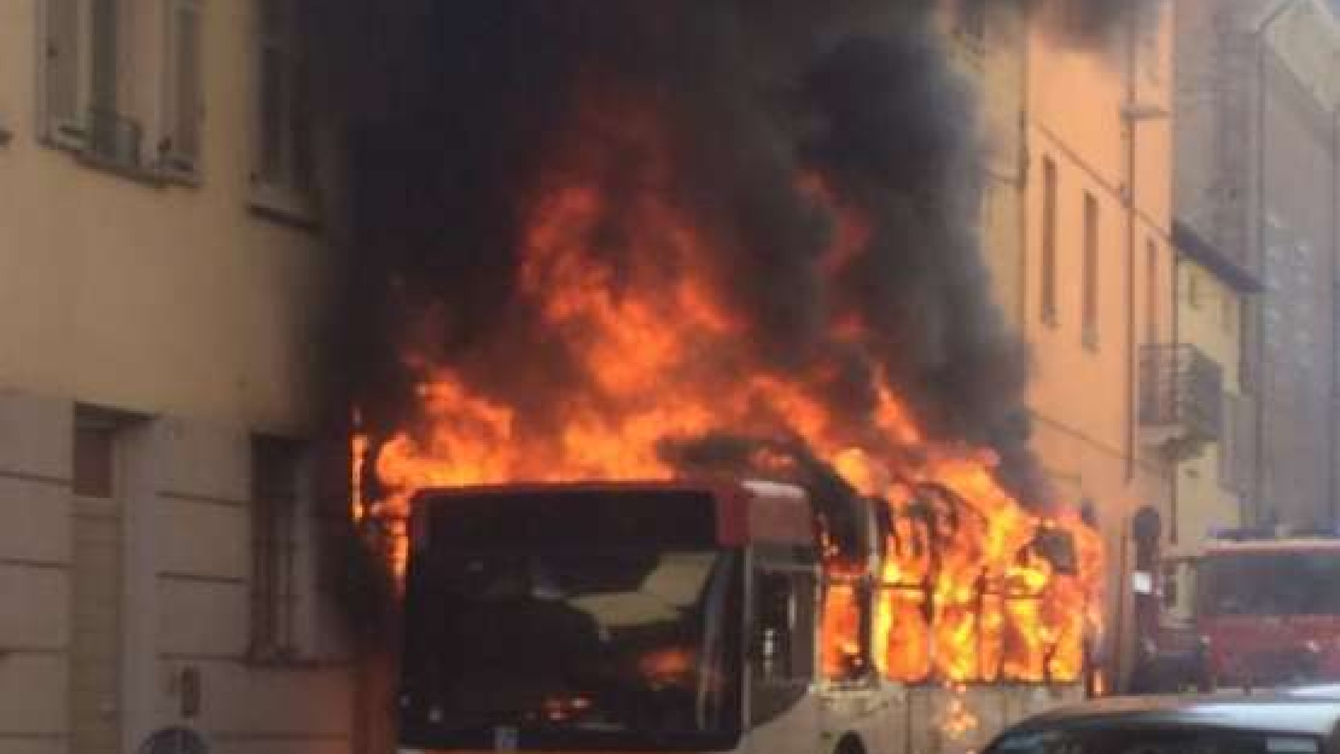 Bus prende fuoco in via Borghetto, 4 intossicati e danni ingenti. Video