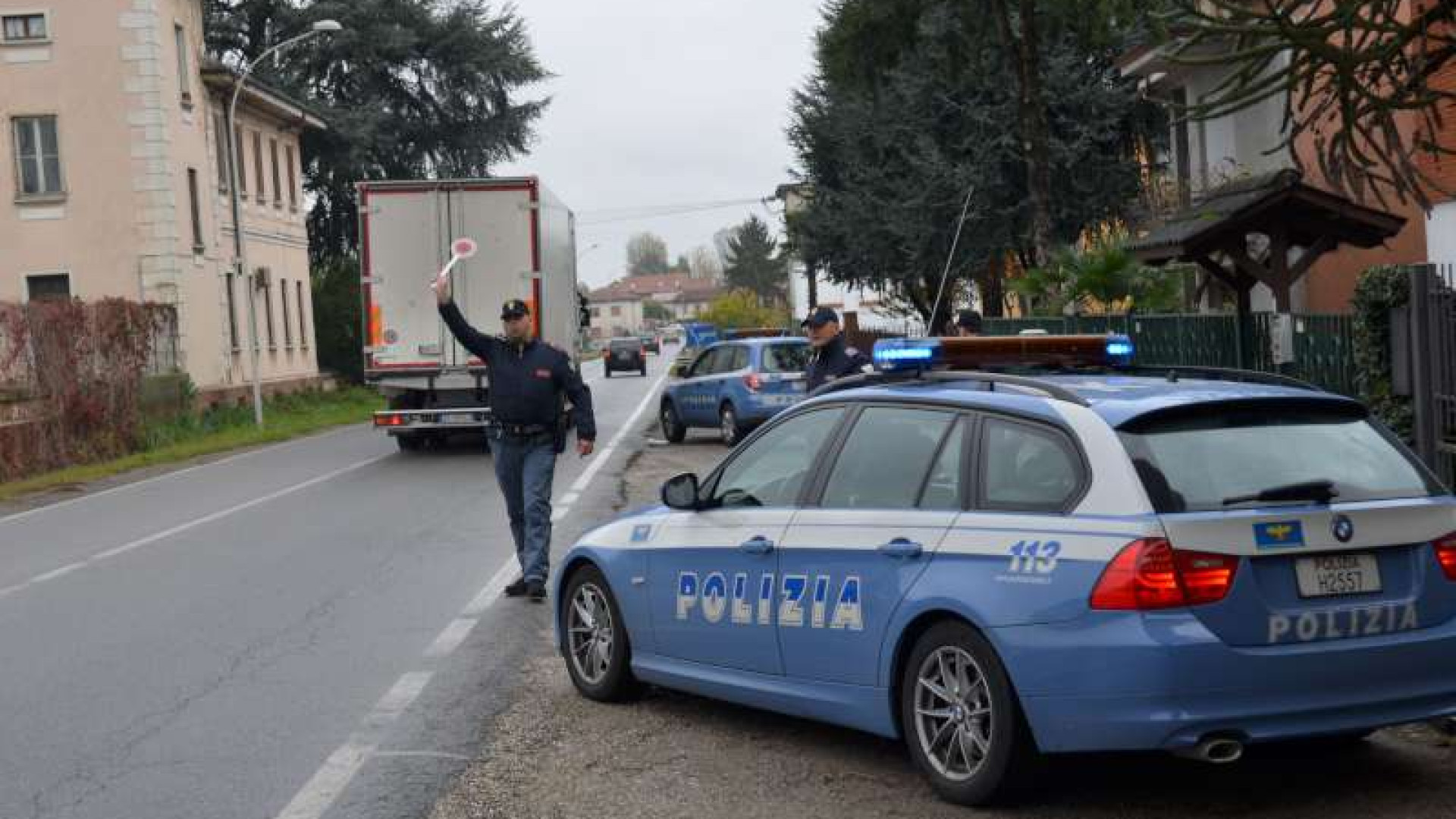 Guida contromano in via Crotti e rischia di travolgere la polizia: multato