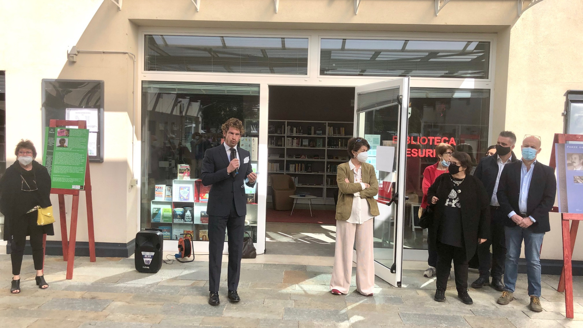 Alla Besurica nasce lo scaffale della legalità: "Lotta alla mafia a partire dai giovani"