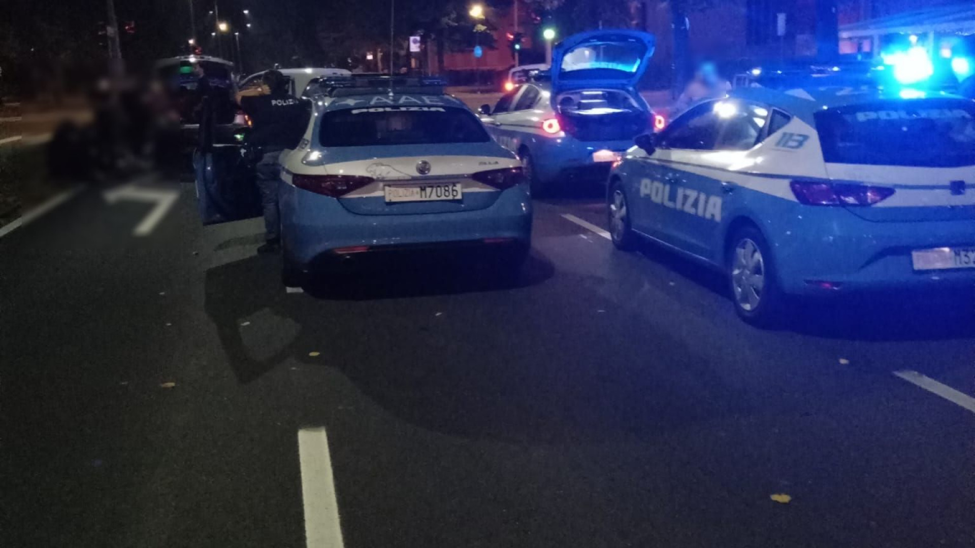 Cinque ragazzi scavalcano una recinzione con un piede di porco. Bloccati