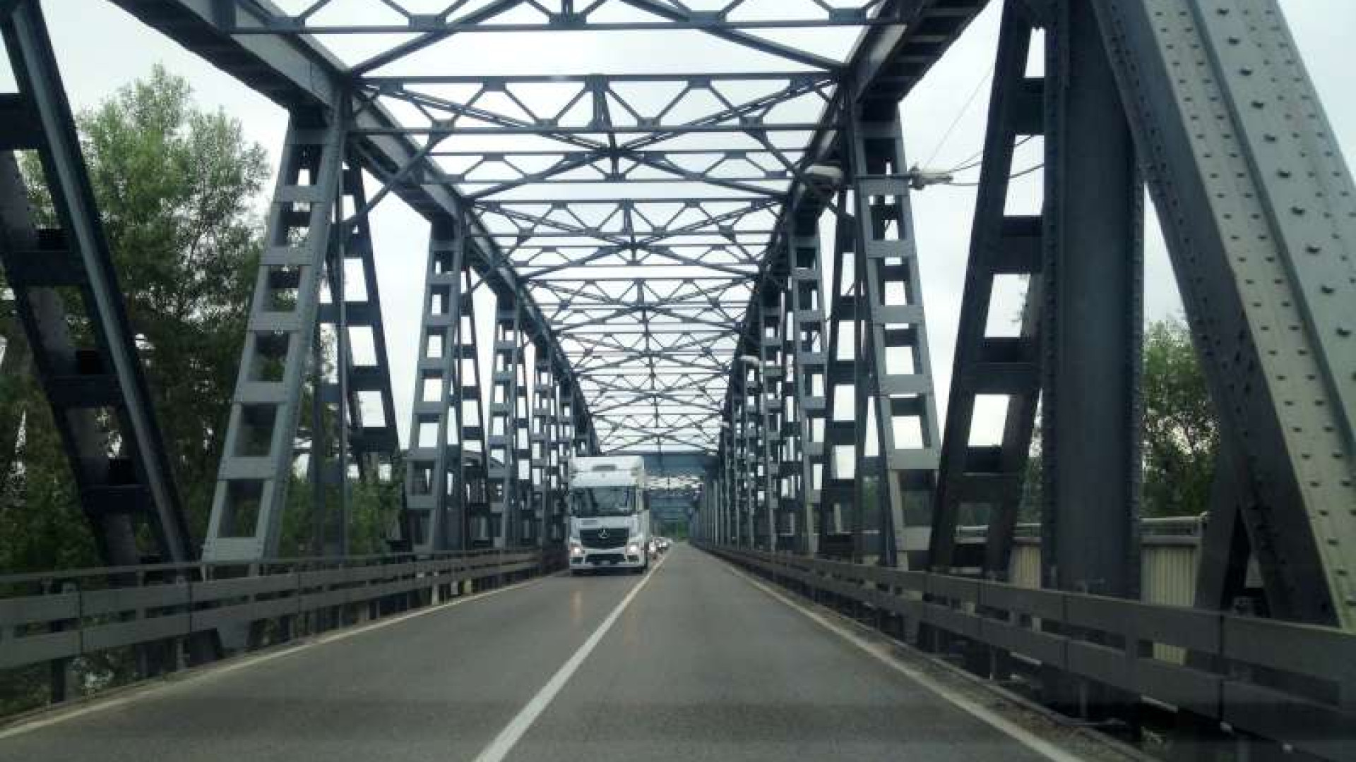 Ponte di Castelvetro, mezzi pesanti calati del 70% in 3 anni