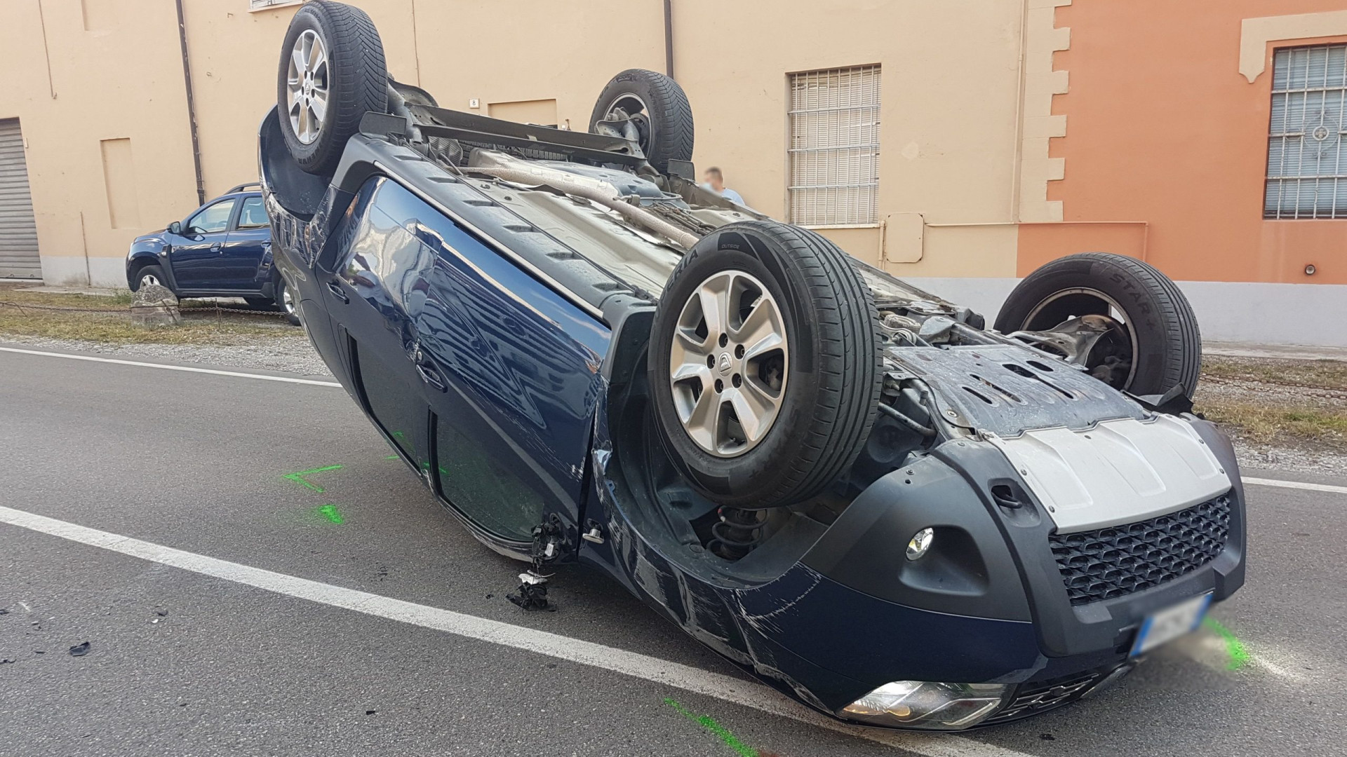 Incidente a Castel San Giovanni, auto si ribalta: ferito un 37enne
