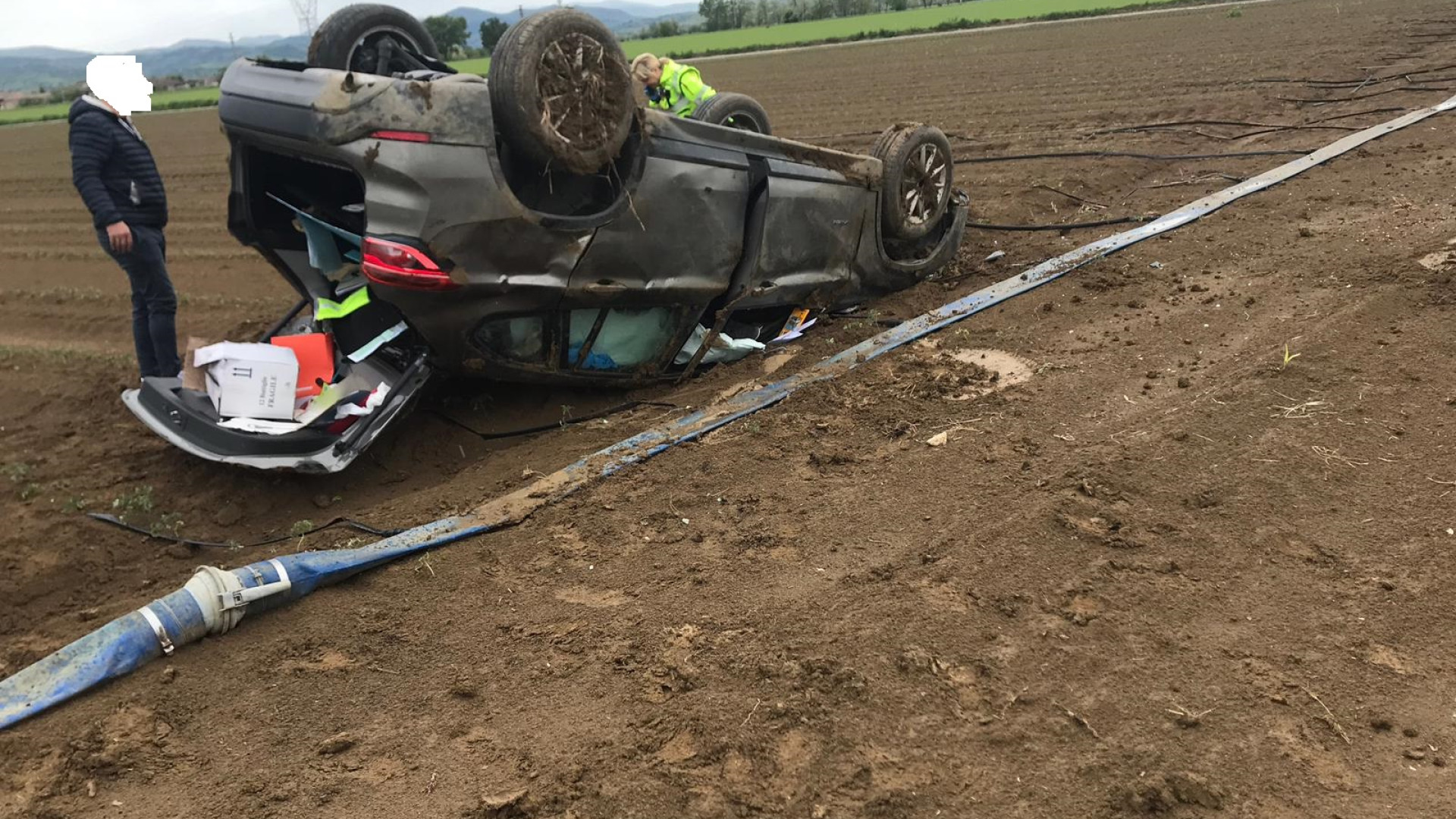 Alta velocità e sorpassi avventati, due auto fuori strada: tre feriti al pronto soccorso