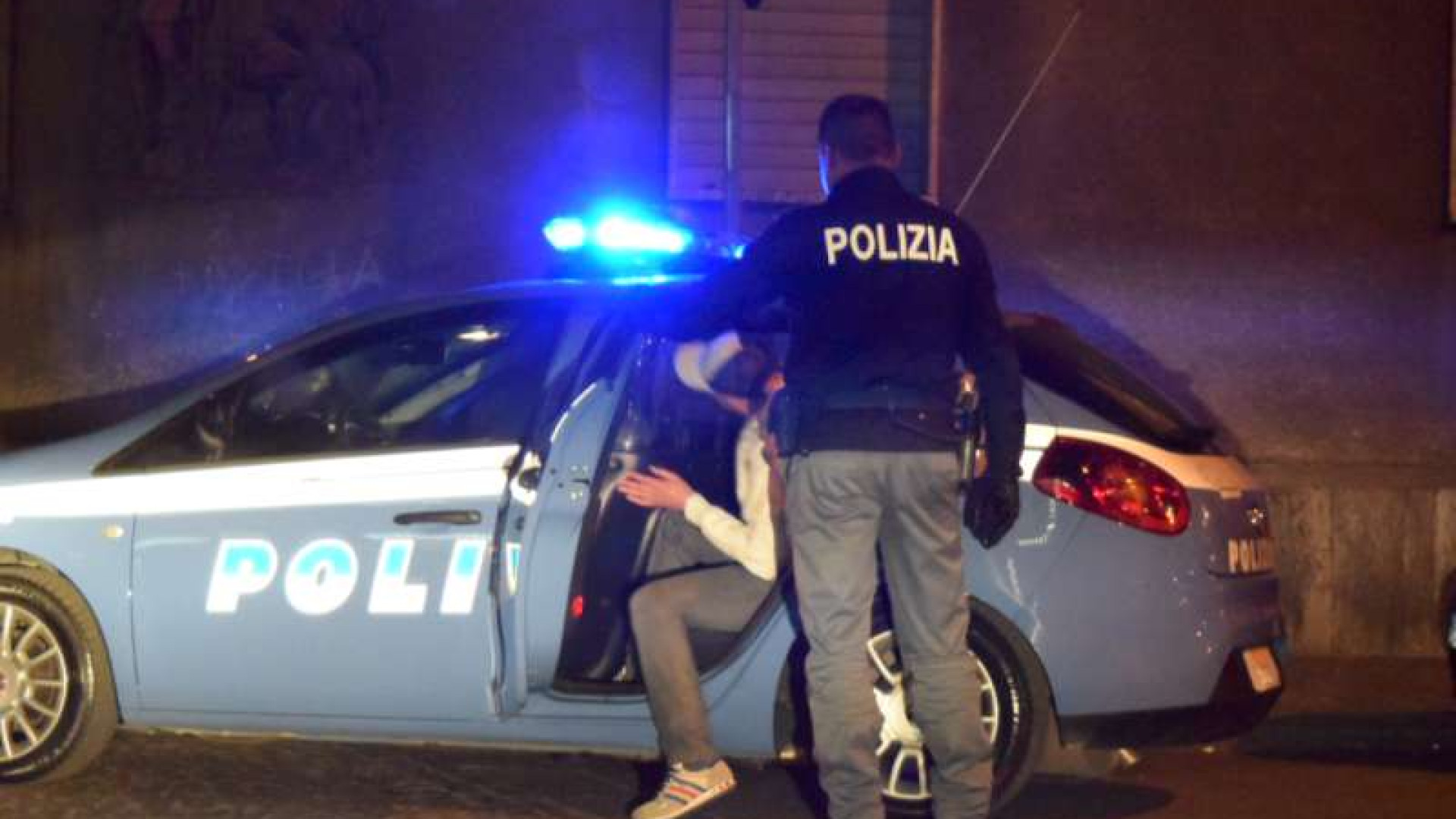 Al parco dopo le 22.00, aggrediscono gli agenti: arrestati due ventenni