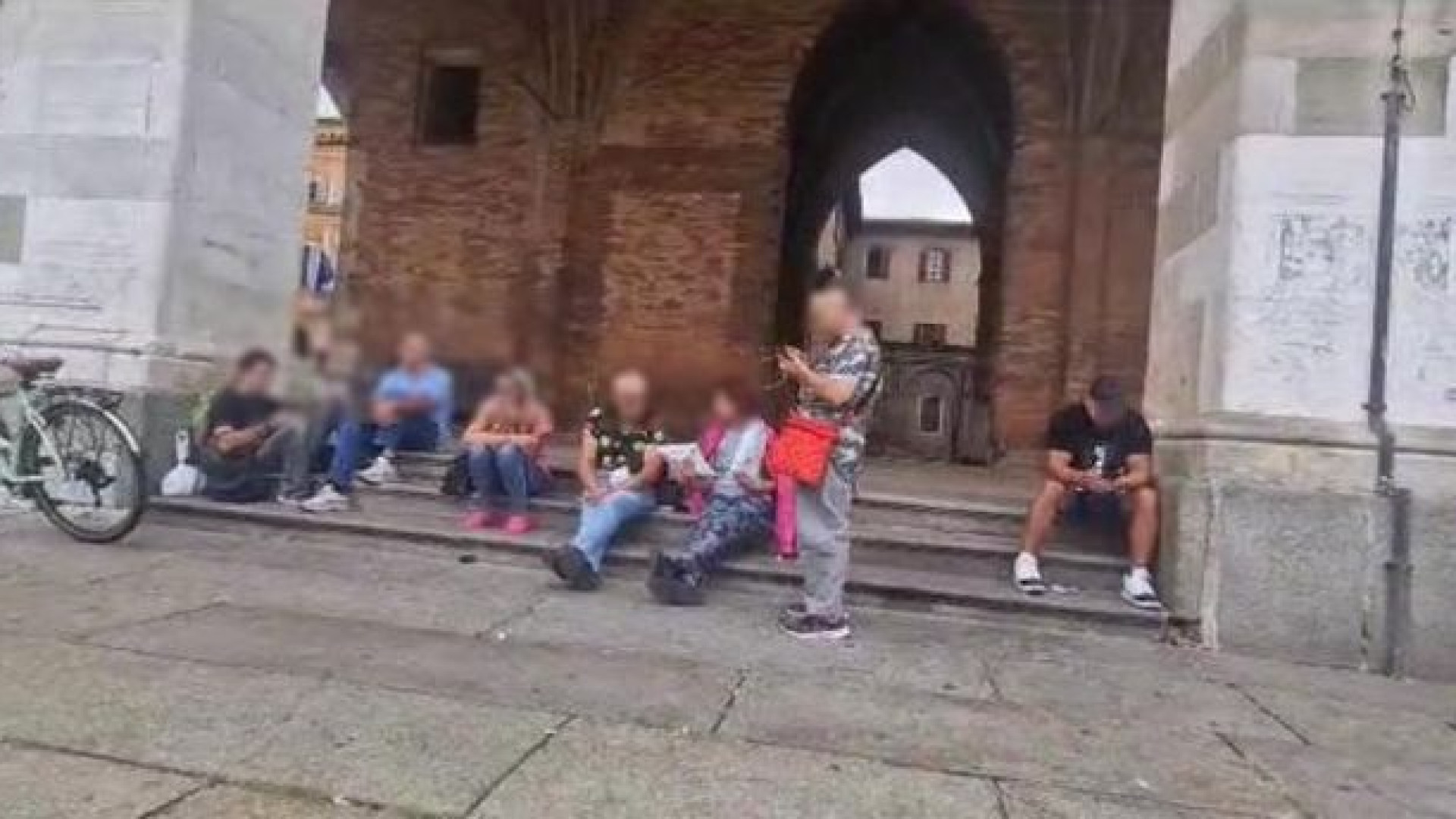 "Basta sedersi sui gradini del Gotico". Panchine in piazza Cavalli, sì o no? Il dibattito