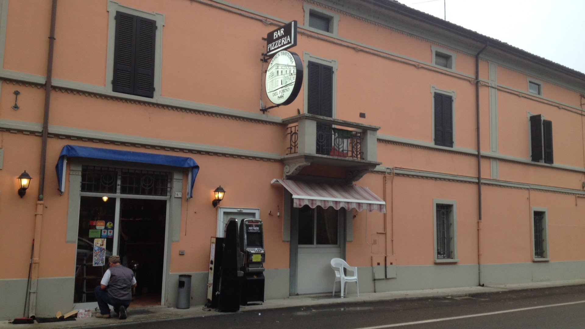 Sfondano saracinesca e porta per svaligiare il bar di Polignano