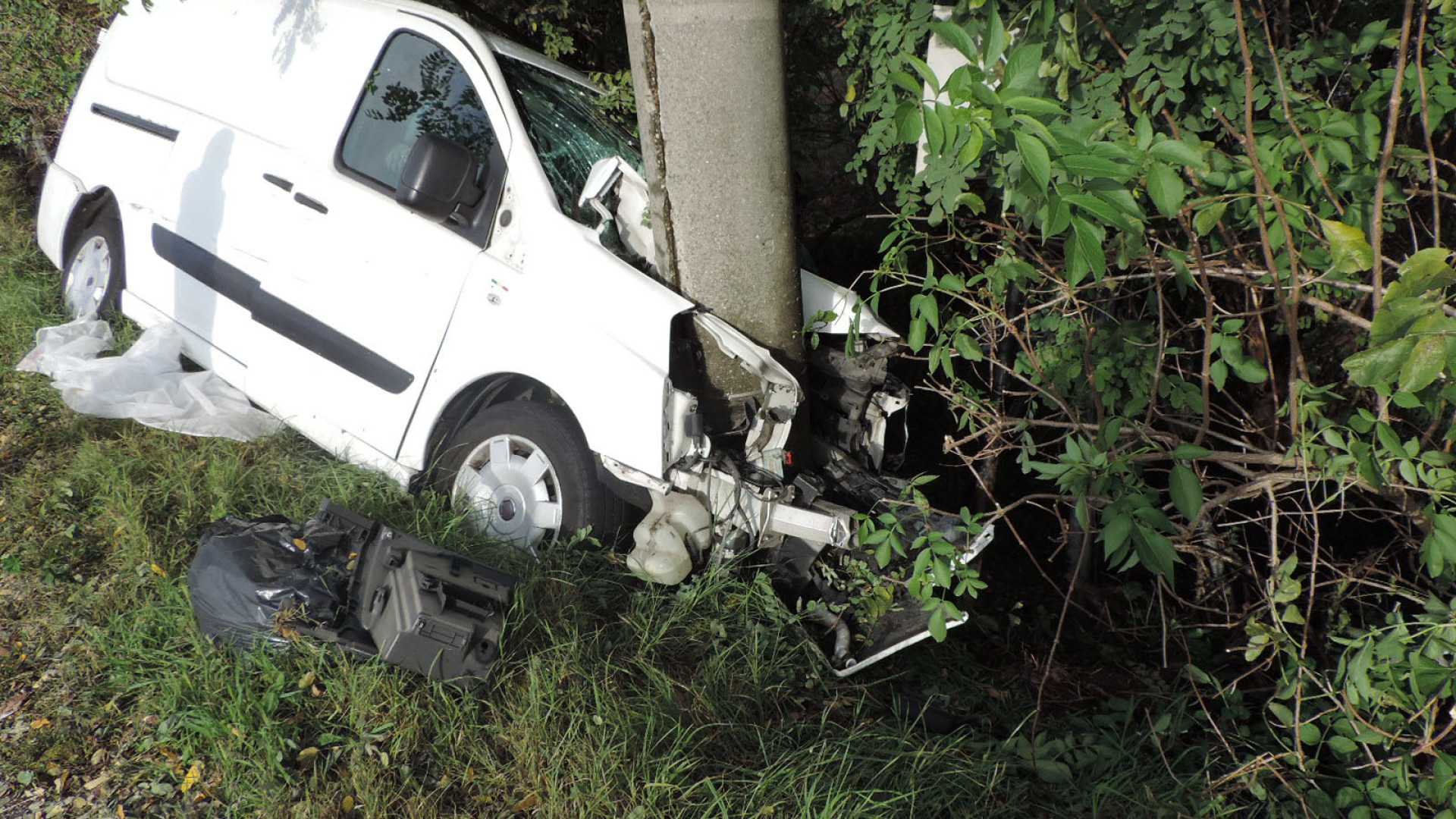 Castelvetro, morto il 44enne finito con il furgone contro un palo