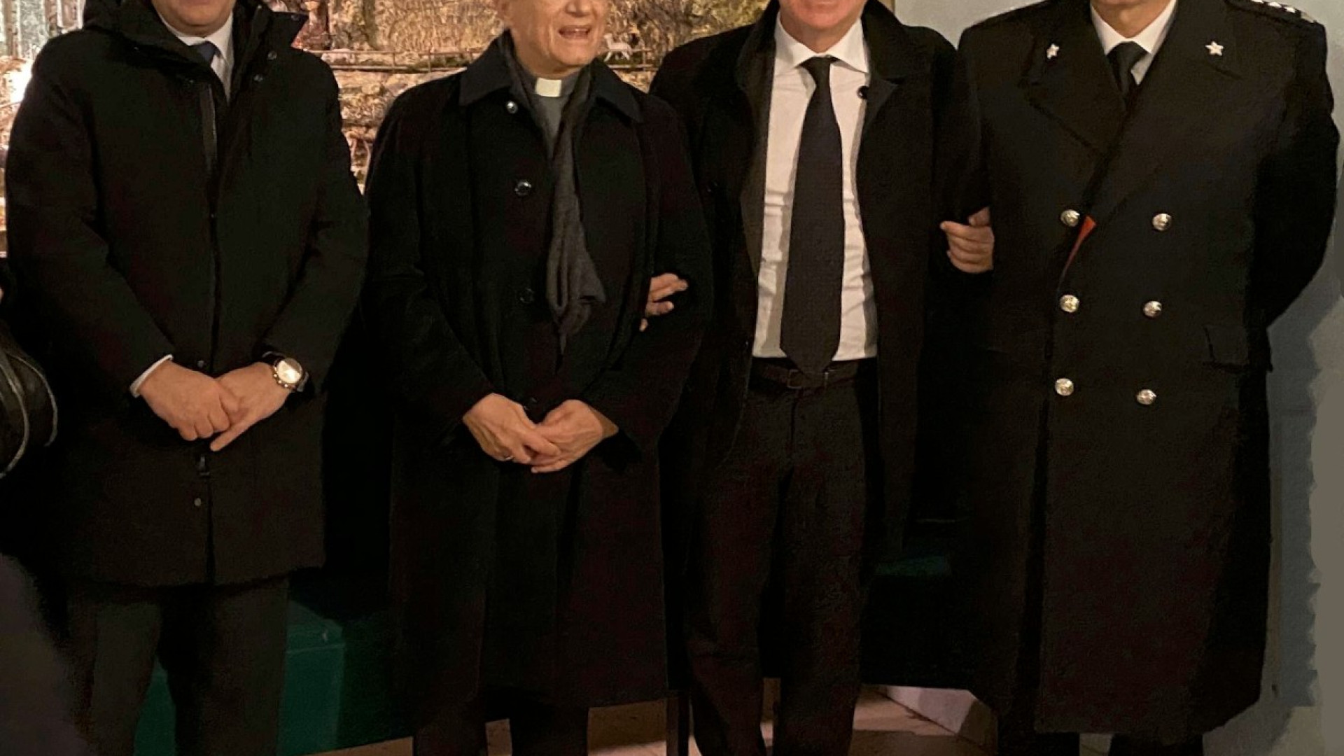 Vescovo e prefetto in visita al presepe di Roncaglia: "Lascia senza parole"