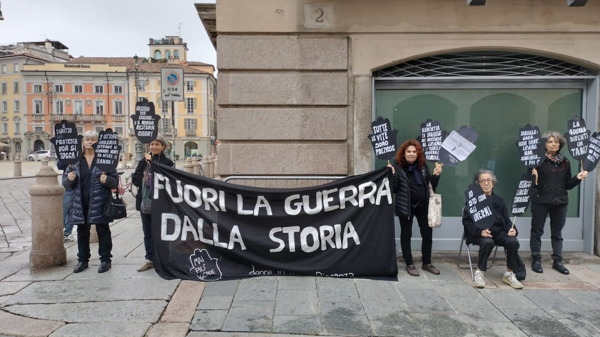 Un anno dopo l'attacco di Hamas, Donne in nero in piazza: "Basta violenza"