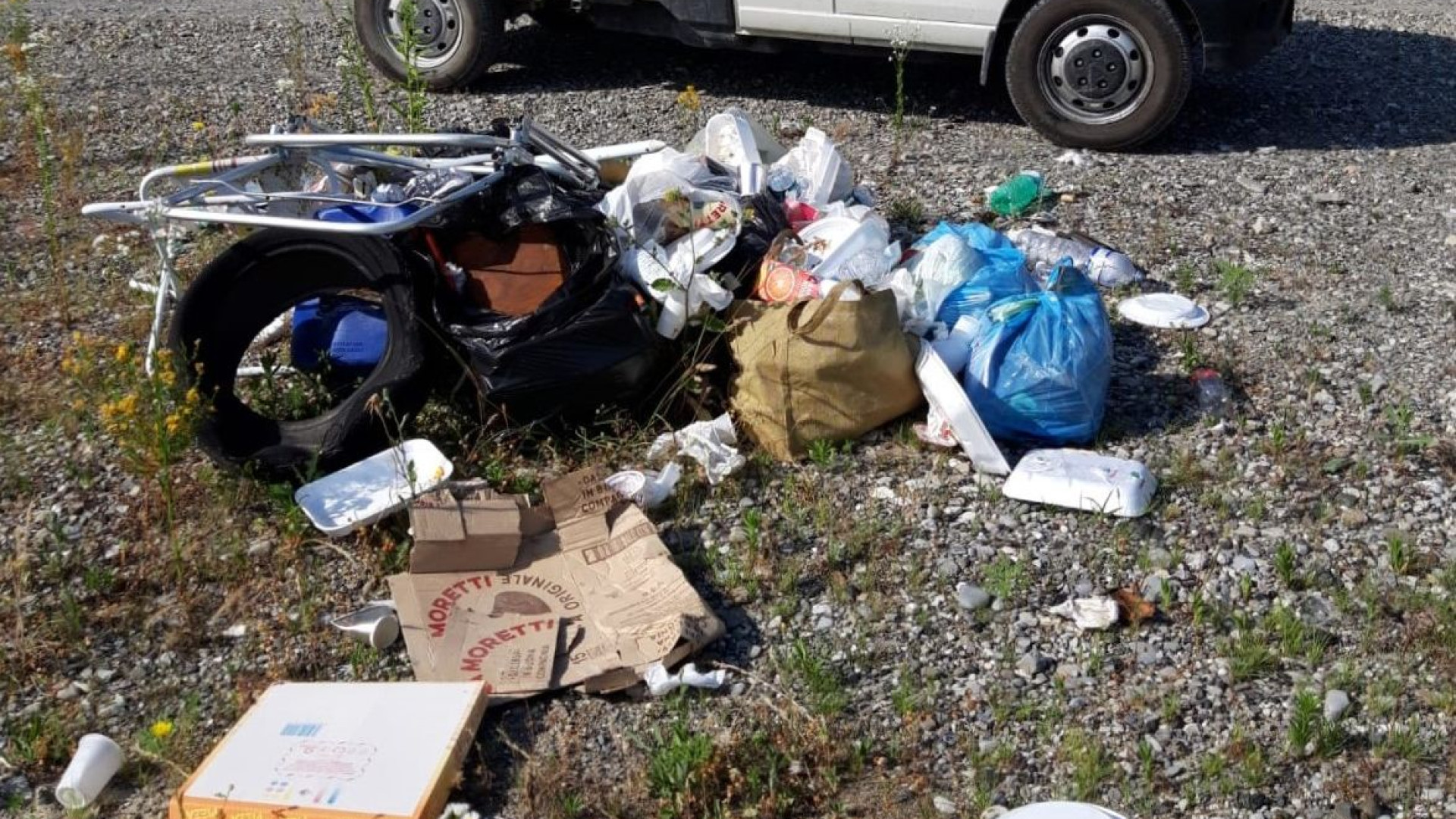 Rifiuti abbandonati a Travo, il vicesindaco: "Gli incivili restino lontani dal Trebbia"