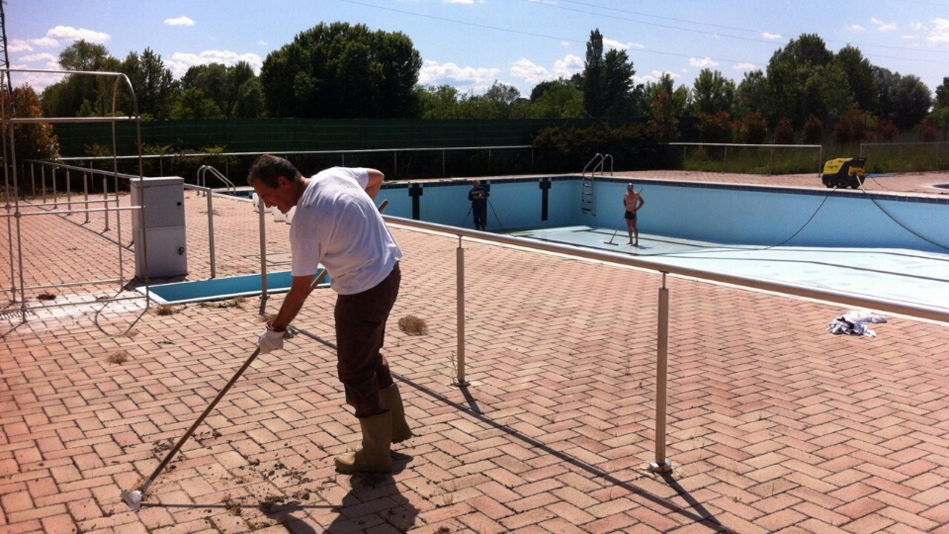 Cadeo: rischio chiusura piscina. Il sindaco la sistema e la apre in tempo