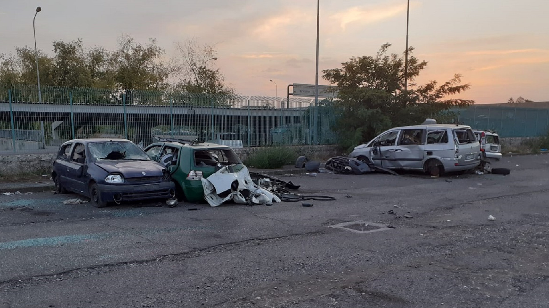 Auto abbandonate davanti alla motorizzazione: nel cofano colonie di ratti