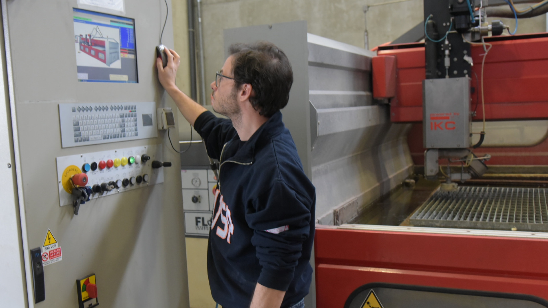 Taglio con acqua: studenti al Tecnopolo per vedere in azione Waterjet