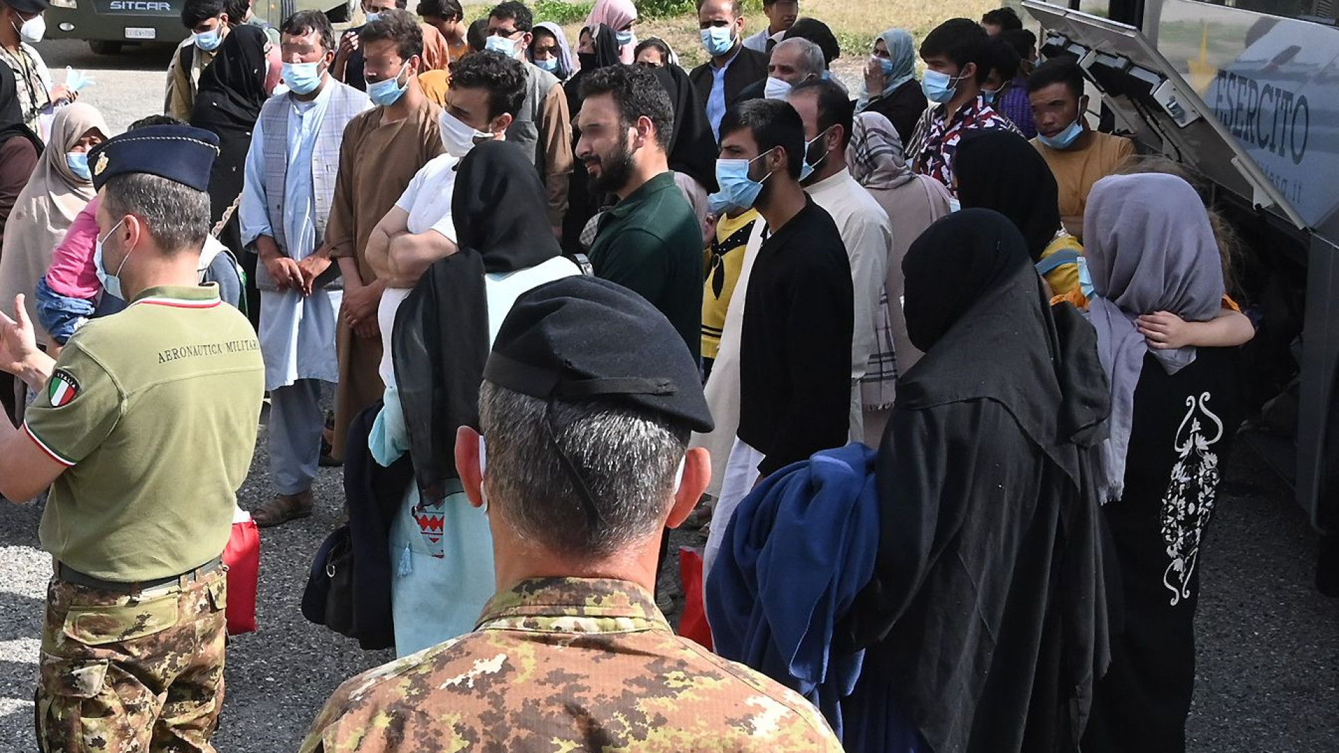 Non solo vestiti: i profughi afghani chiedono tappeti e Corano per poter pregare
