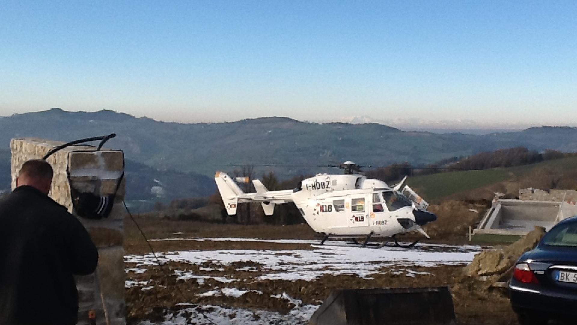 Gazzola, artigiano cade da una scala in un cantiere: è grave