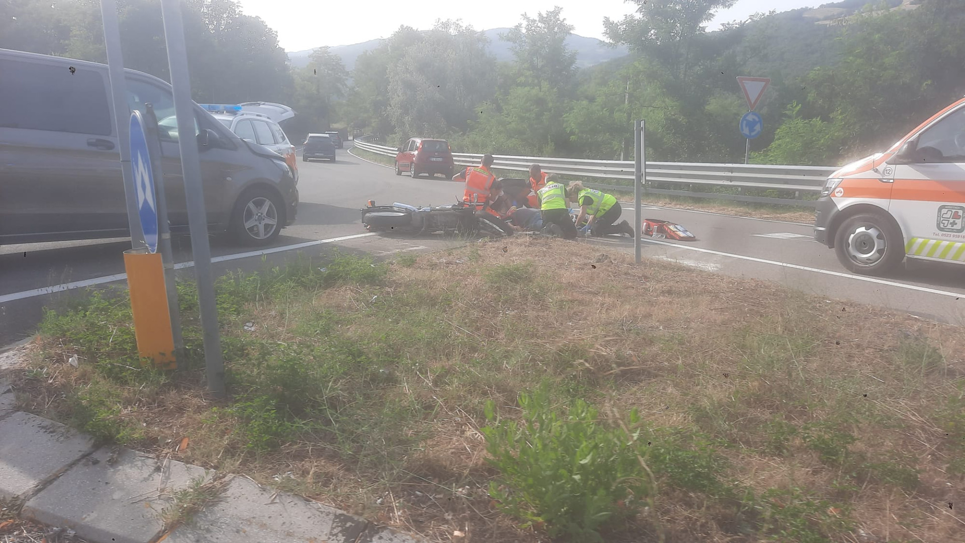 Statale 45, scontro tra auto e moto a Cassolo. Centauro all'ospedale