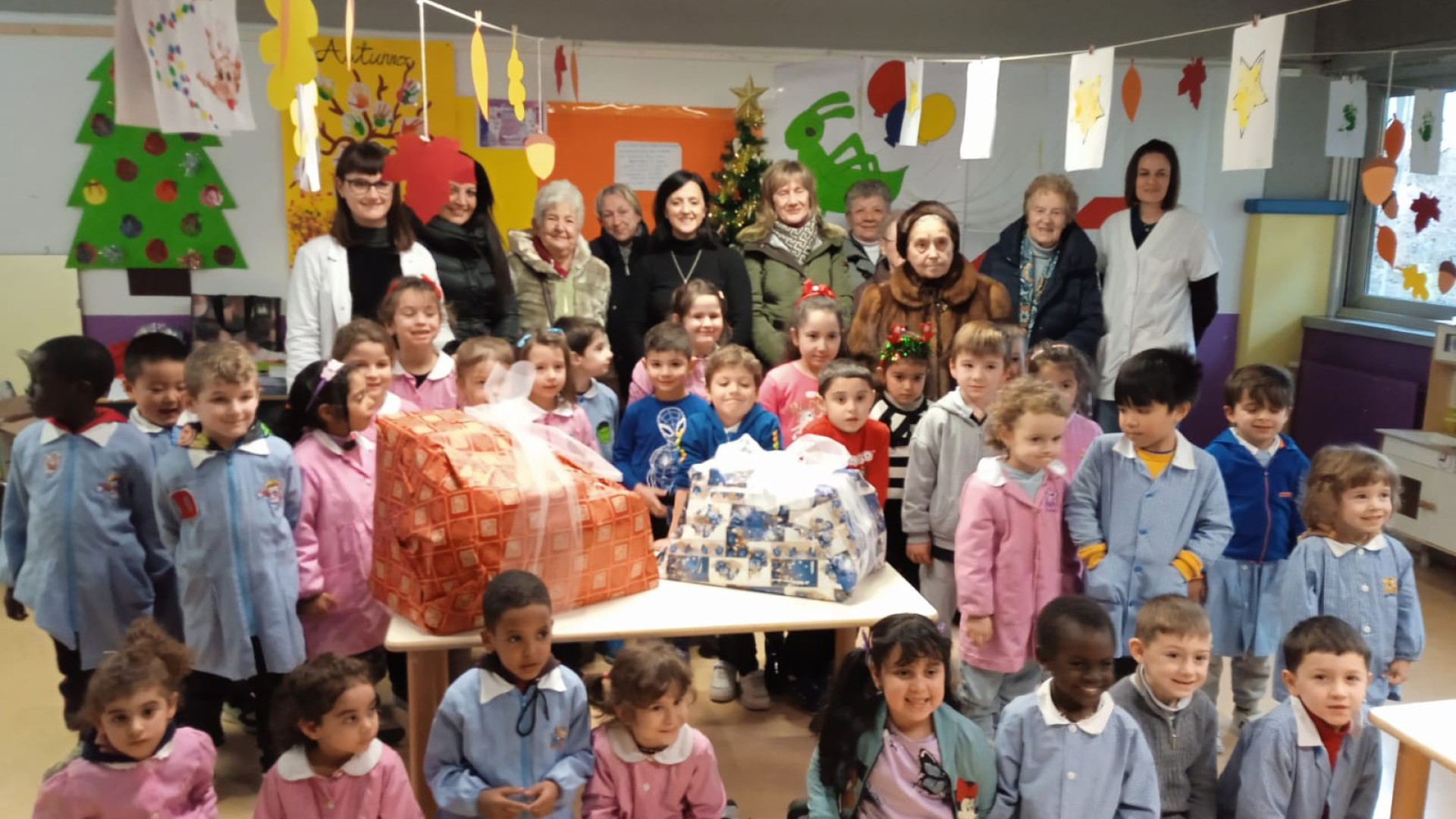 Un carico di giochi e cancelleria per i bimbi di materna e nido di Castello