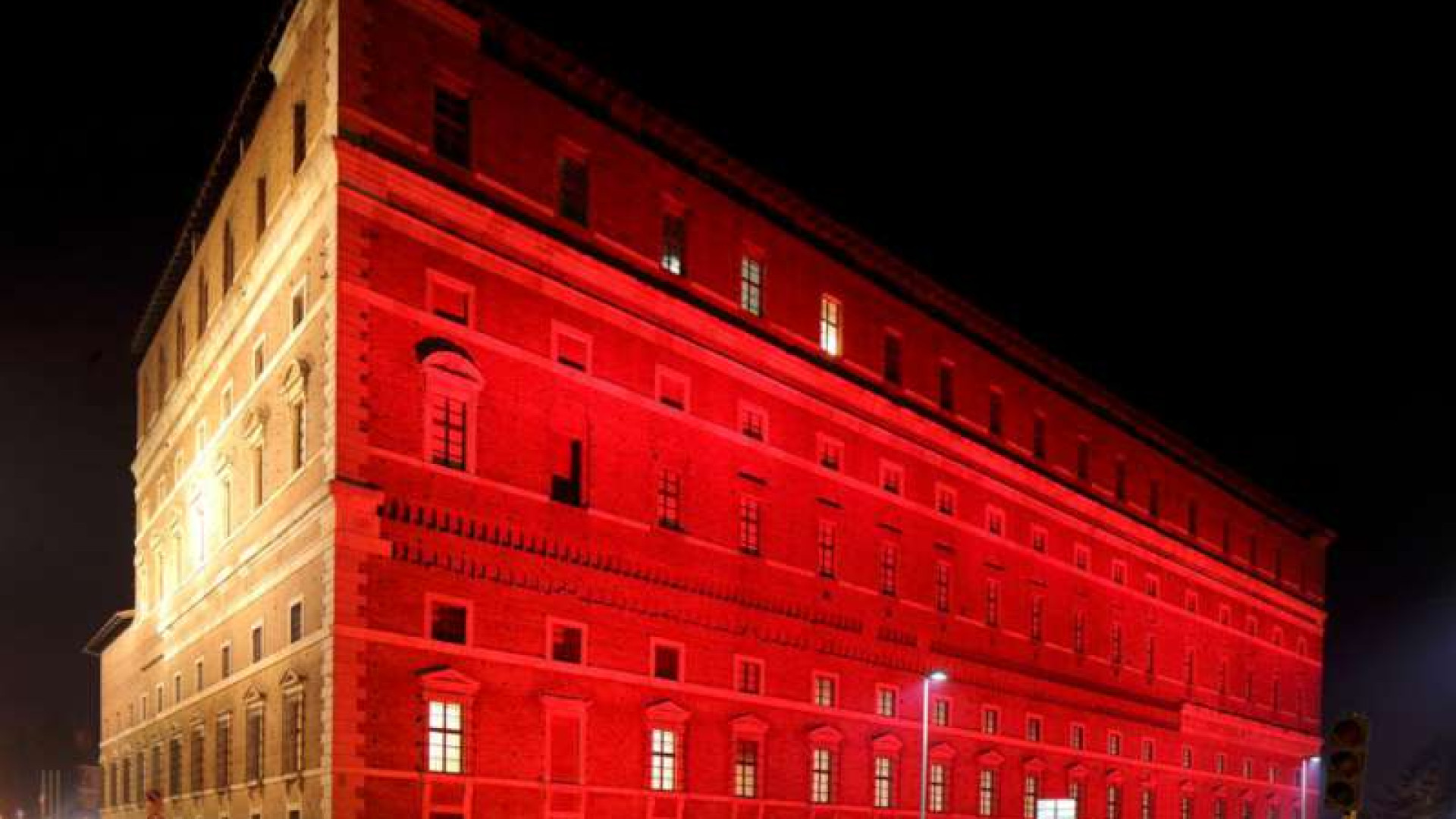 Con Amnesty palazzo Farnese si illumina di rosso "per la vita", fino all'8 dicembre