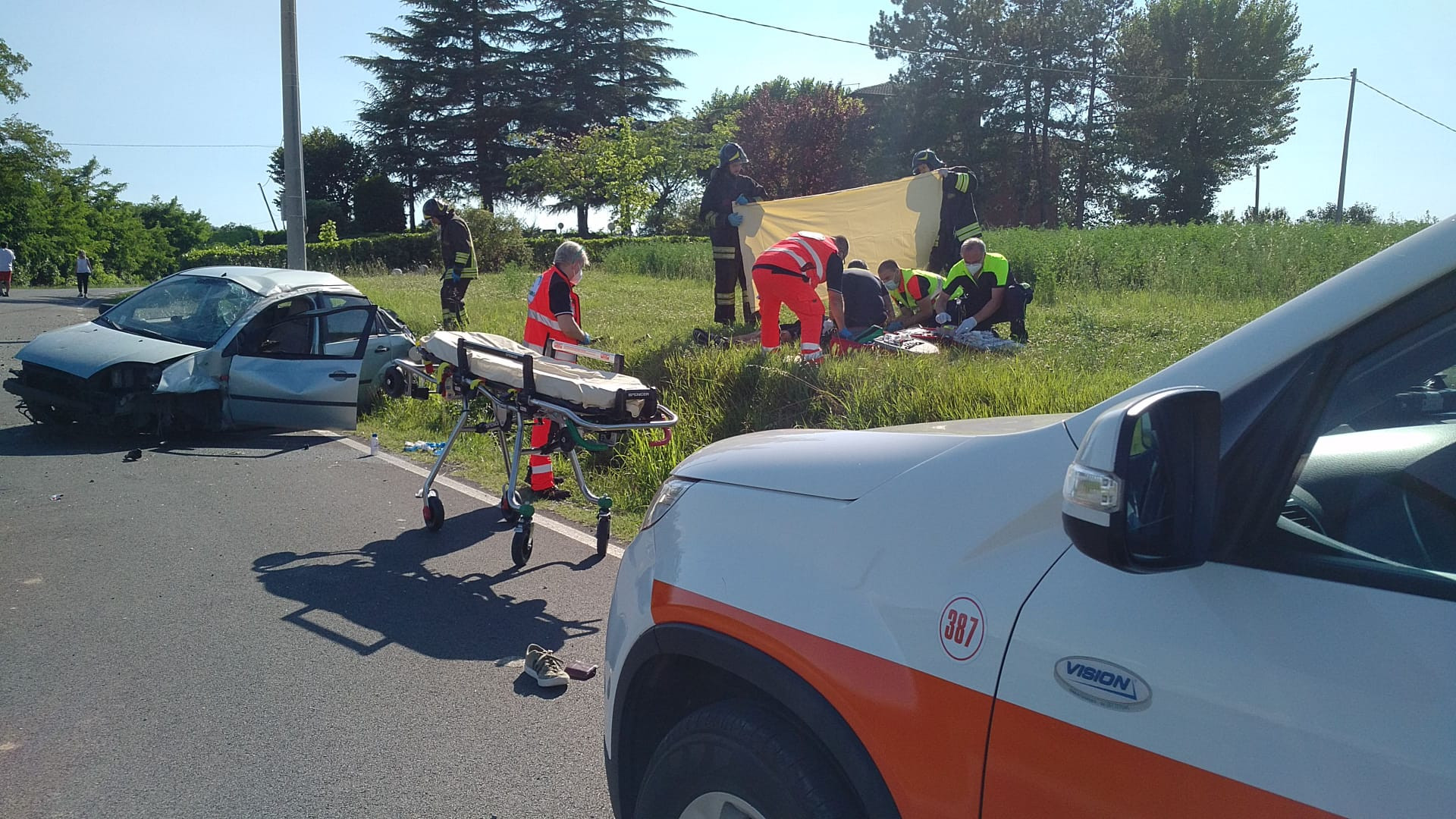 Sbanda, finisce fuori strada e si ribalta con l'auto: grave un uomo