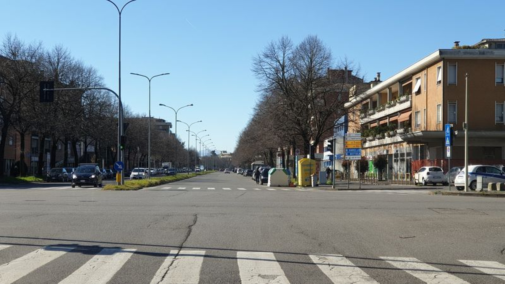 Festa in viale Martiri e fuggi fuggi all’arrivo della polizia locale: tre sanzionati