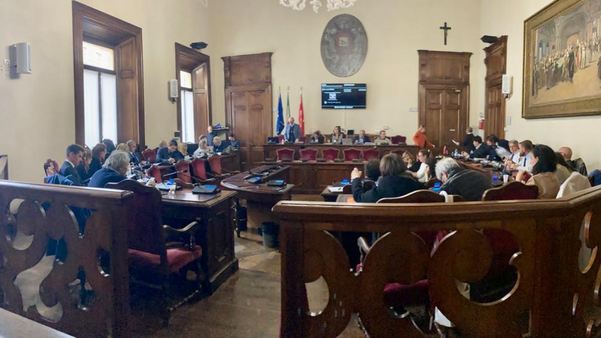Bilancio, Perini rivendica l’aumento Irpef. Centrodestra insorge: “No, ingiustificato”