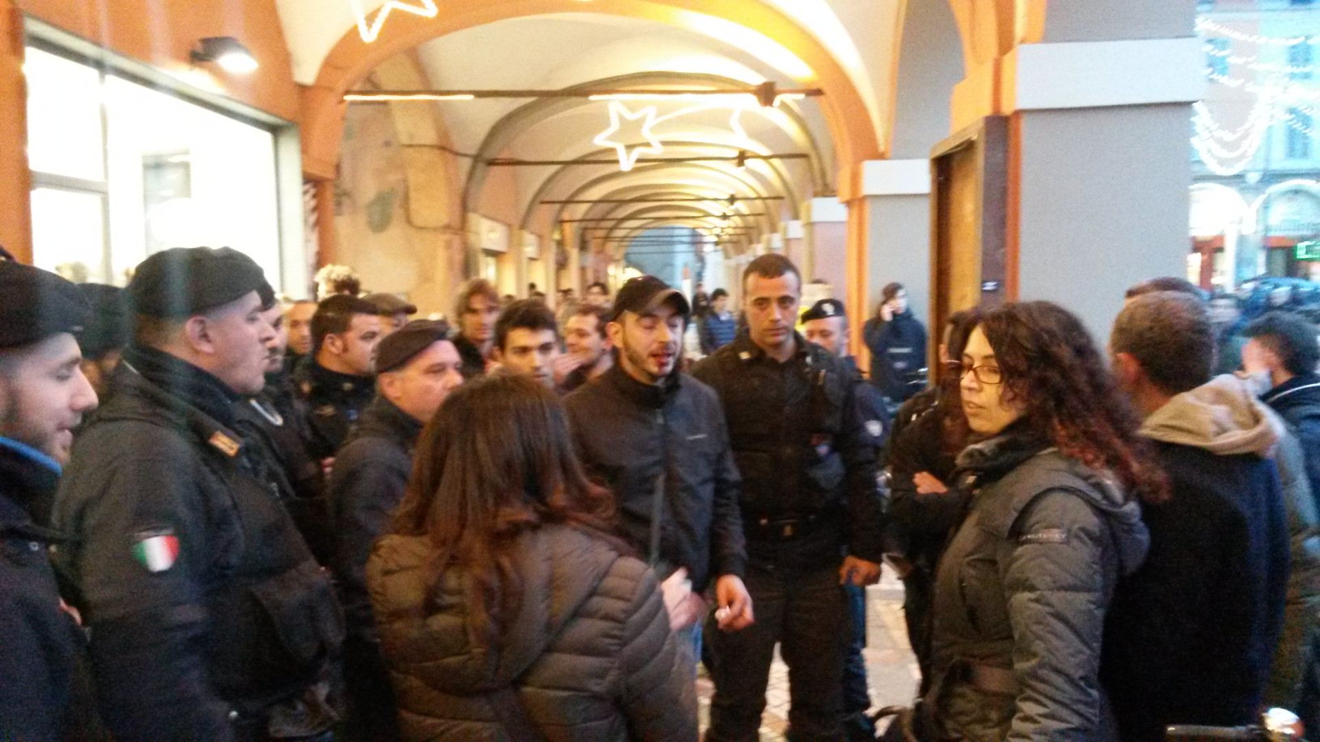 Omofobia, due manifestazioni. Scontri e pugni sotto i portici. VIDEO