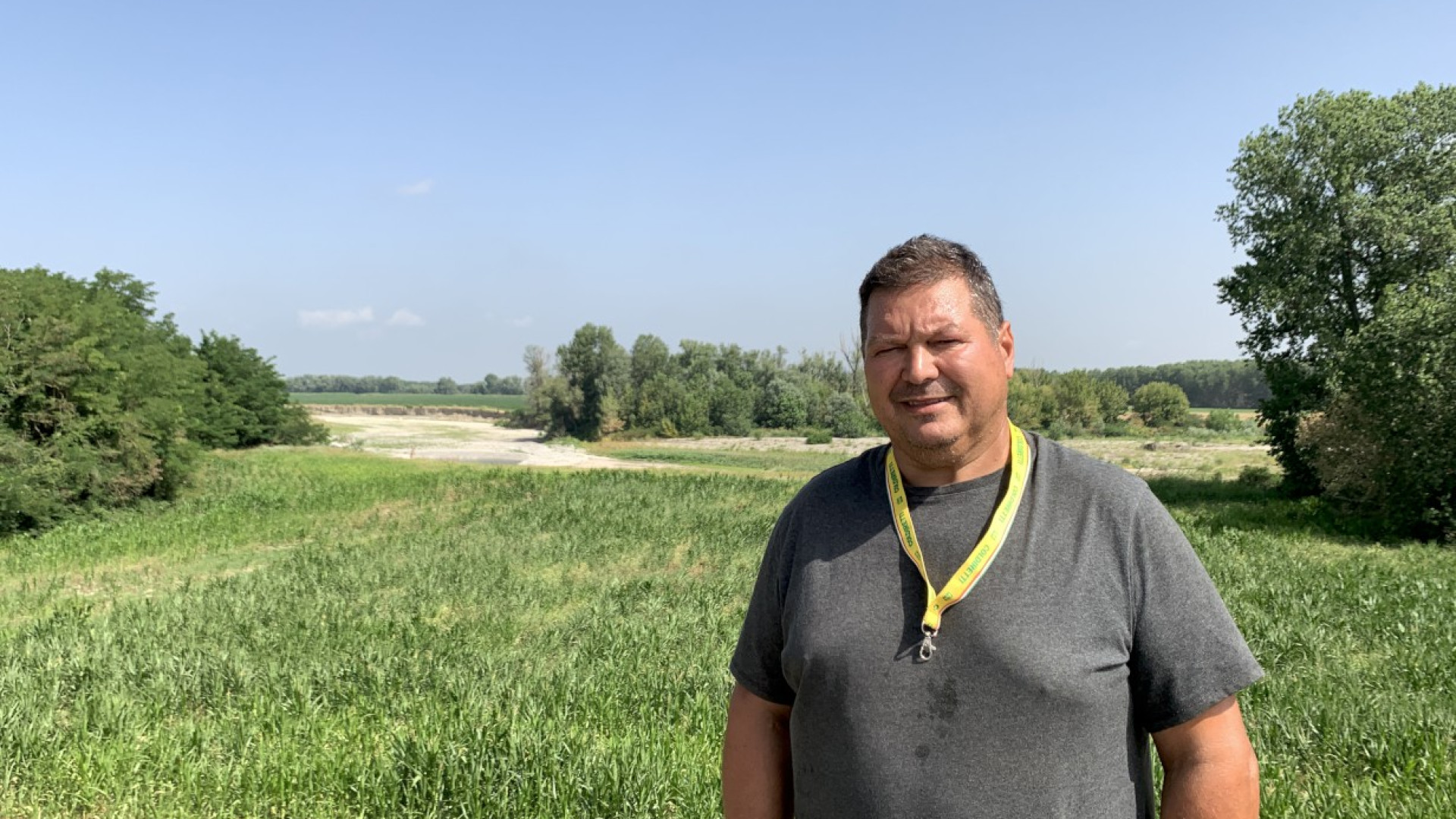 "Irrigazione sospesa, terra arsa, acqua per rinfrescare le vacche". Intervista in campo