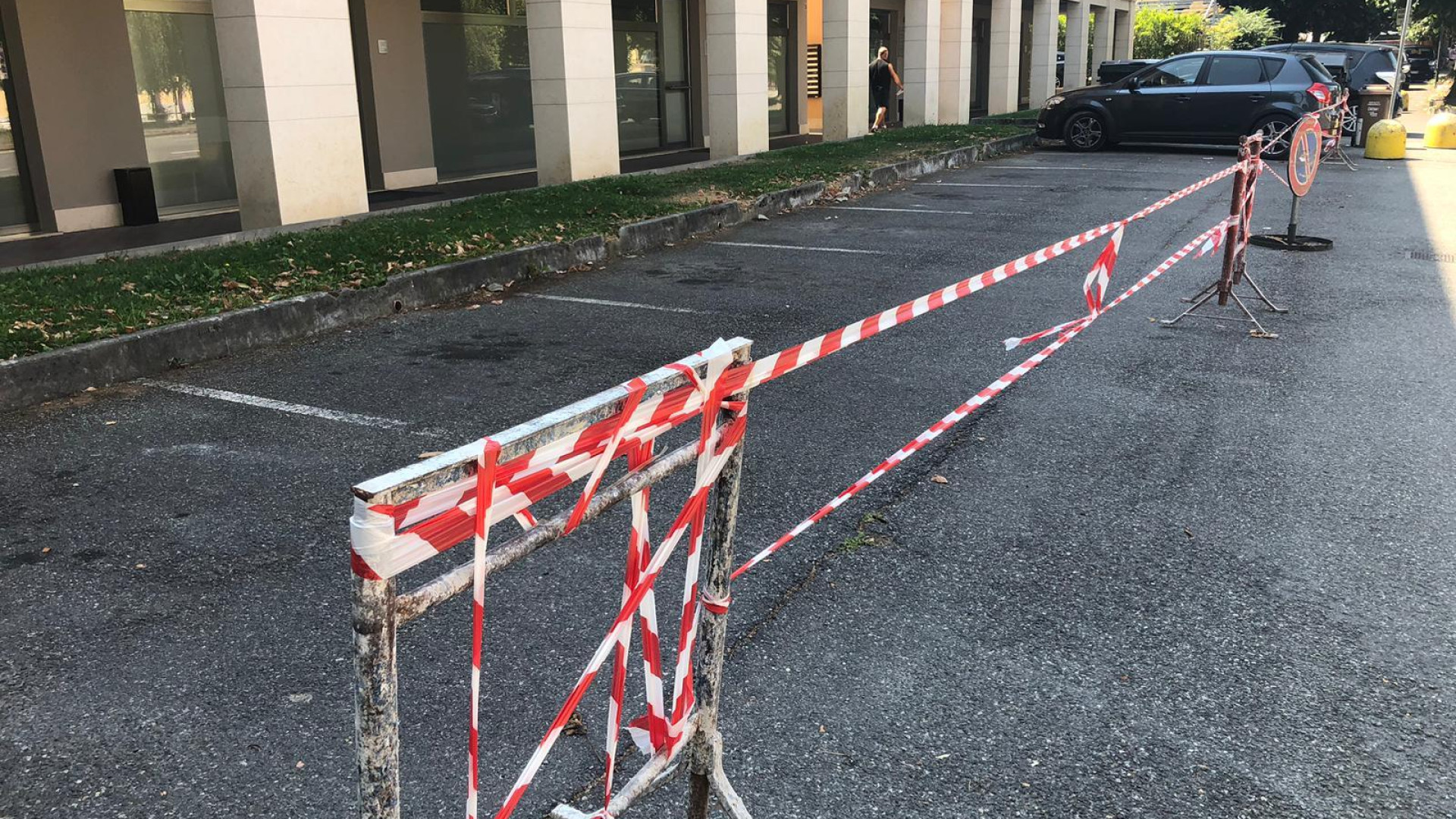 Parcheggio pubblico o privato? A Rivergaro scatta la battaglia delle transenne