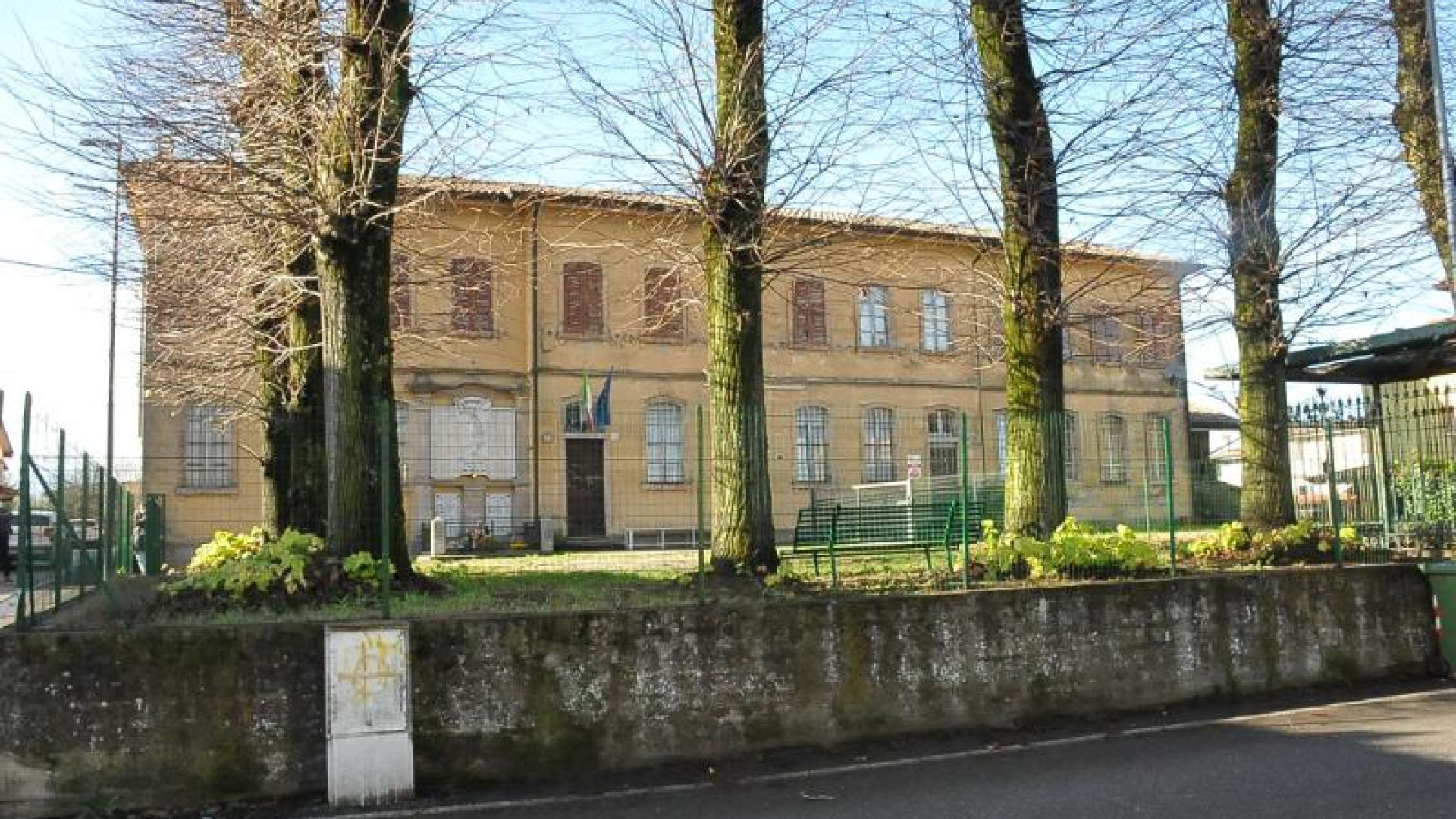 Ex scuola di Mortizza: volontari chiedono la biblioteca al primo piano