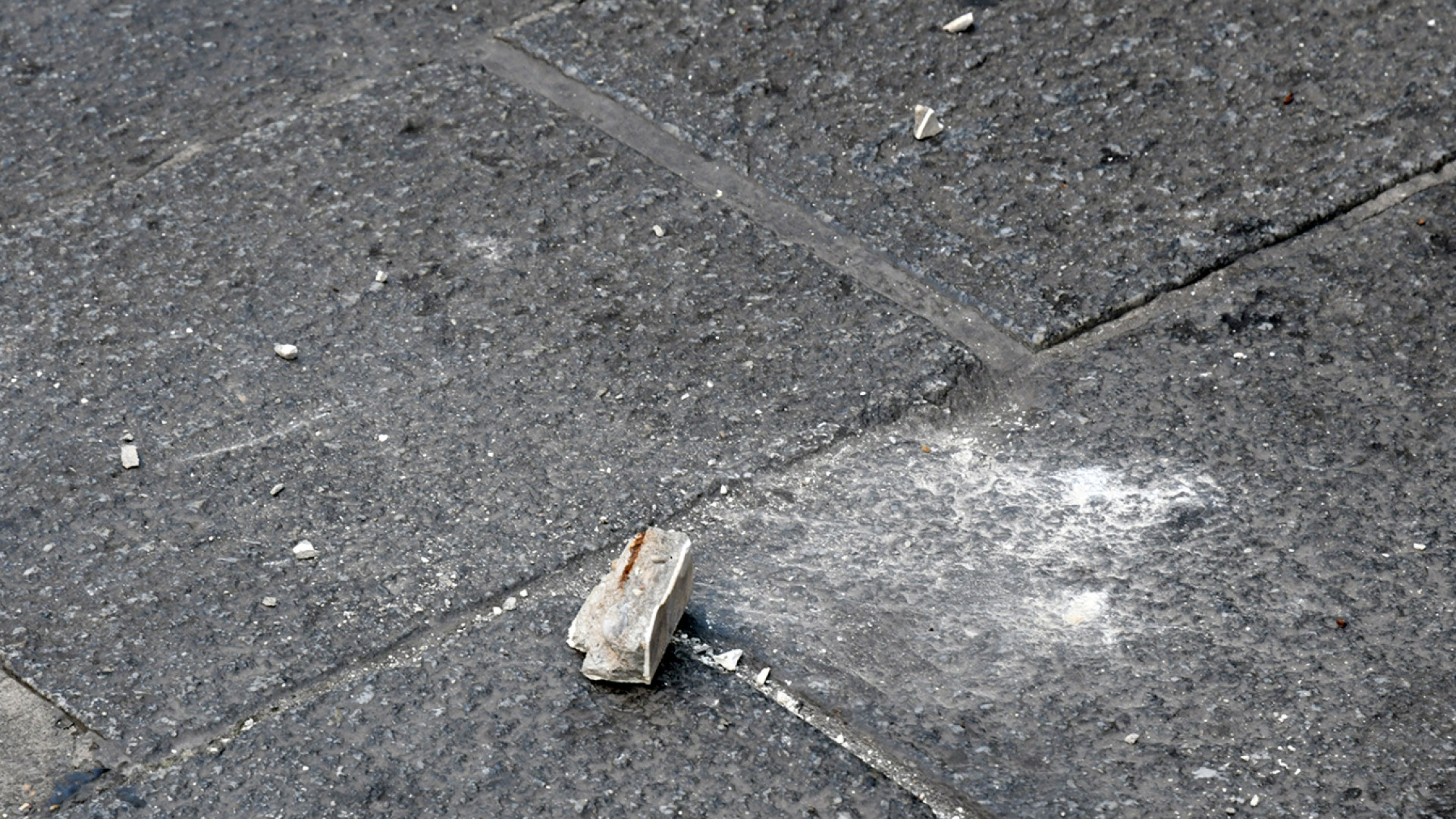 Pioggia di calcinacci dal cornicione di un palazzo, sfiorati alcuni passanti