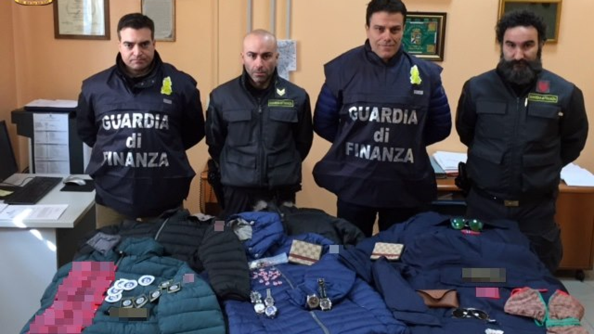 Vestiti, scarpe e borse "taroccati", scoperto un magazzino a Gragnano