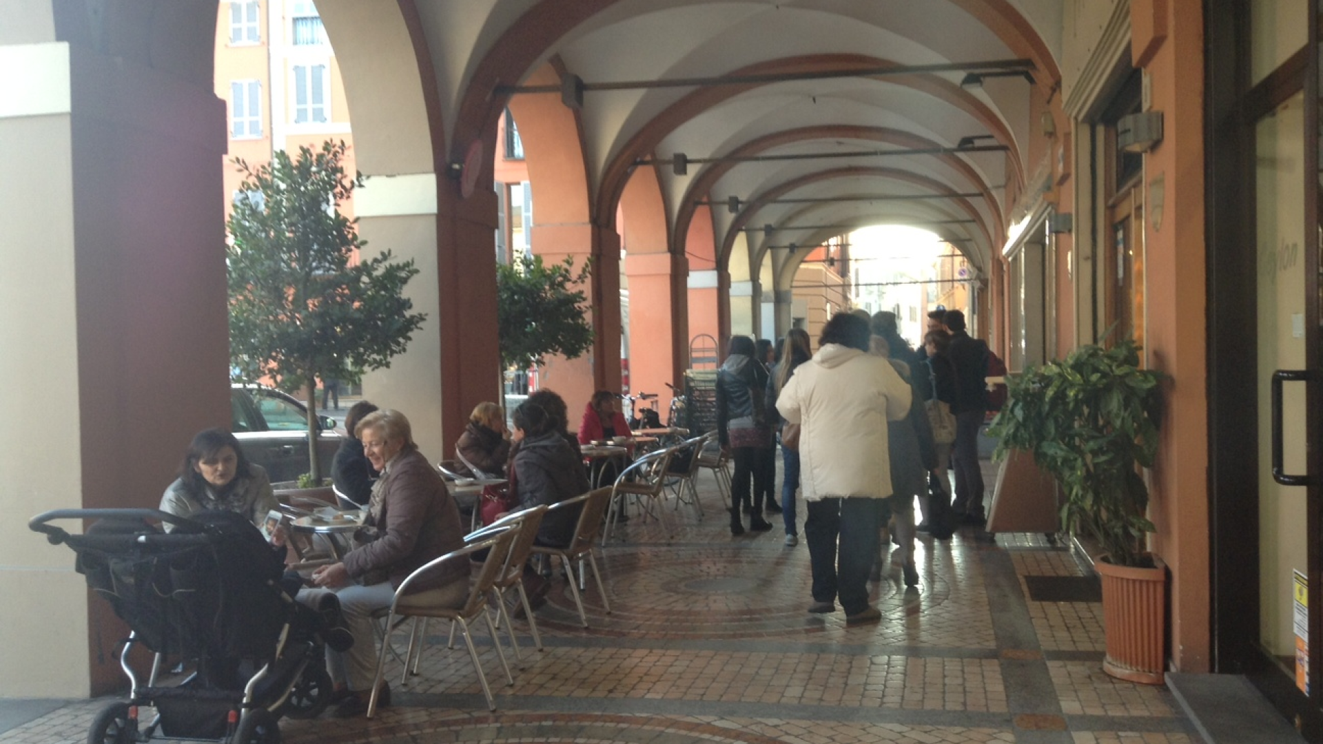 "Assaggio" primaverile e il centro viene preso d'assalto. Mercoledì piove