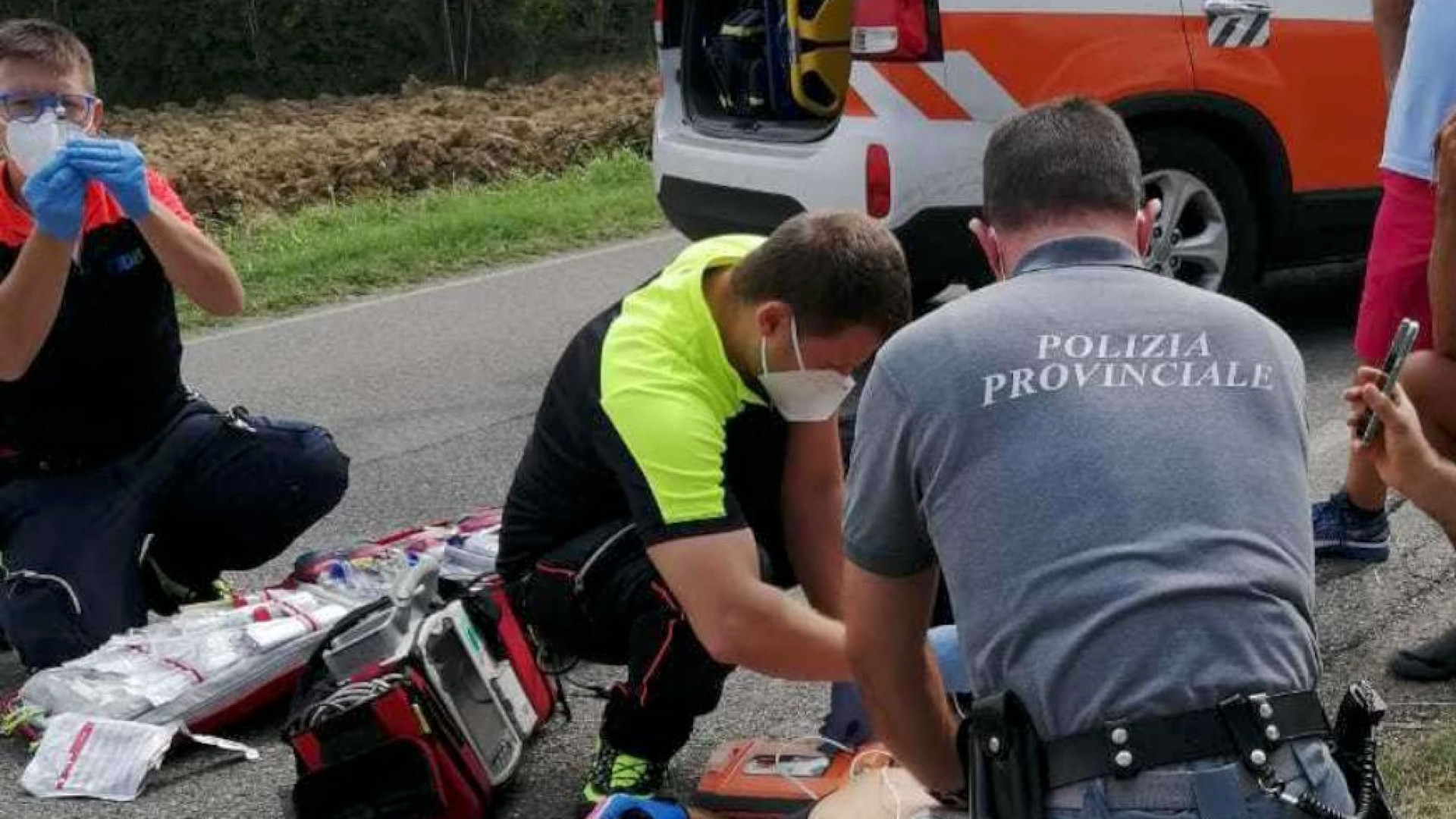 Malore sulla salita, ciclista 65enne defibrillato dalla polizia provinciale